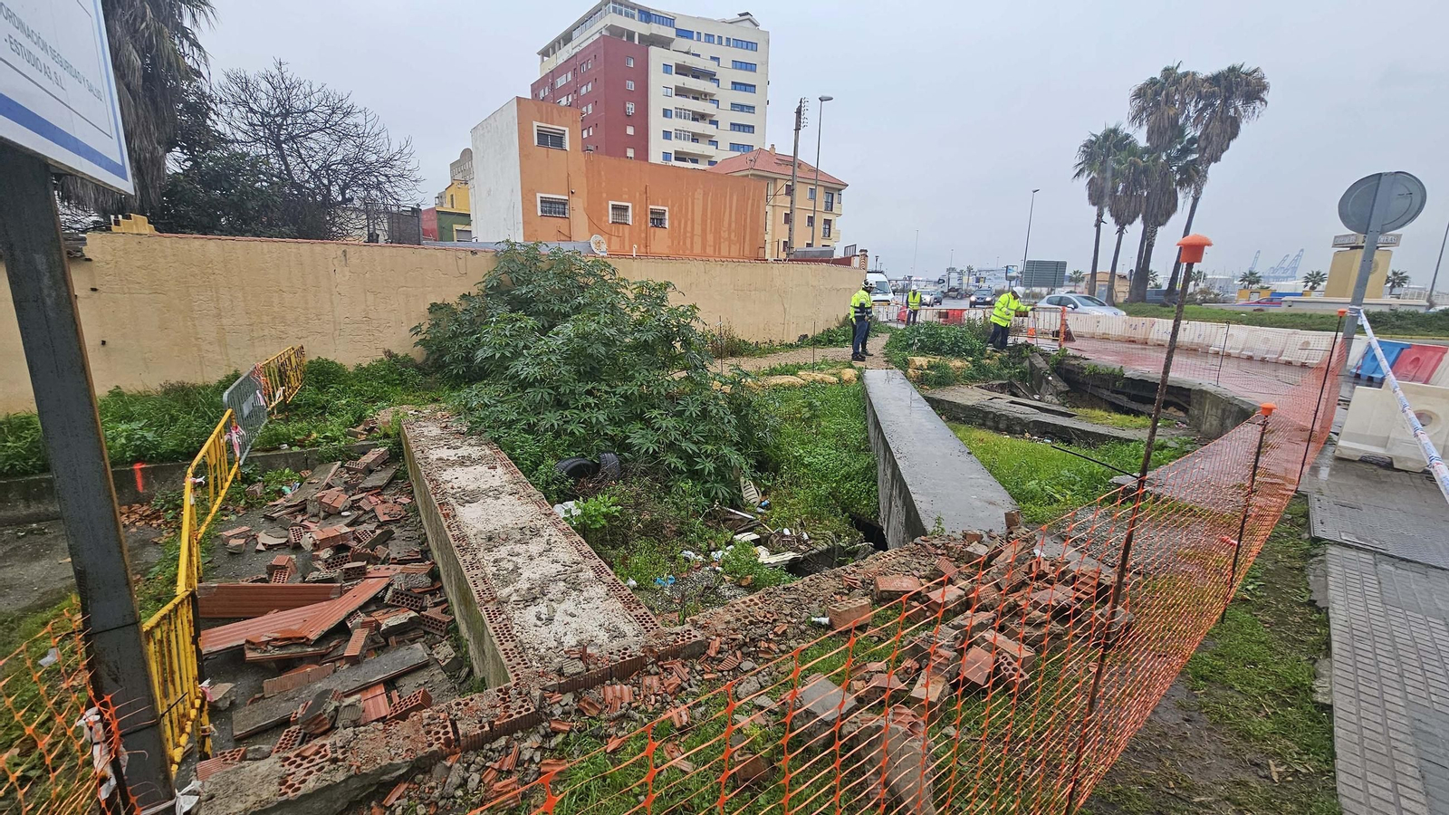 La rotonda del Varadero de Algeciras tras el hundimiento de una plancha de cubría el arroyo del Saladillo, en imágenes