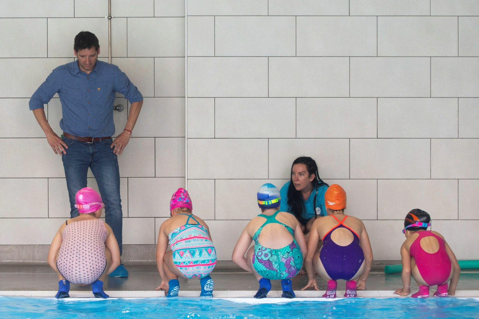 Menores aprendiendo a nadar en una piscina