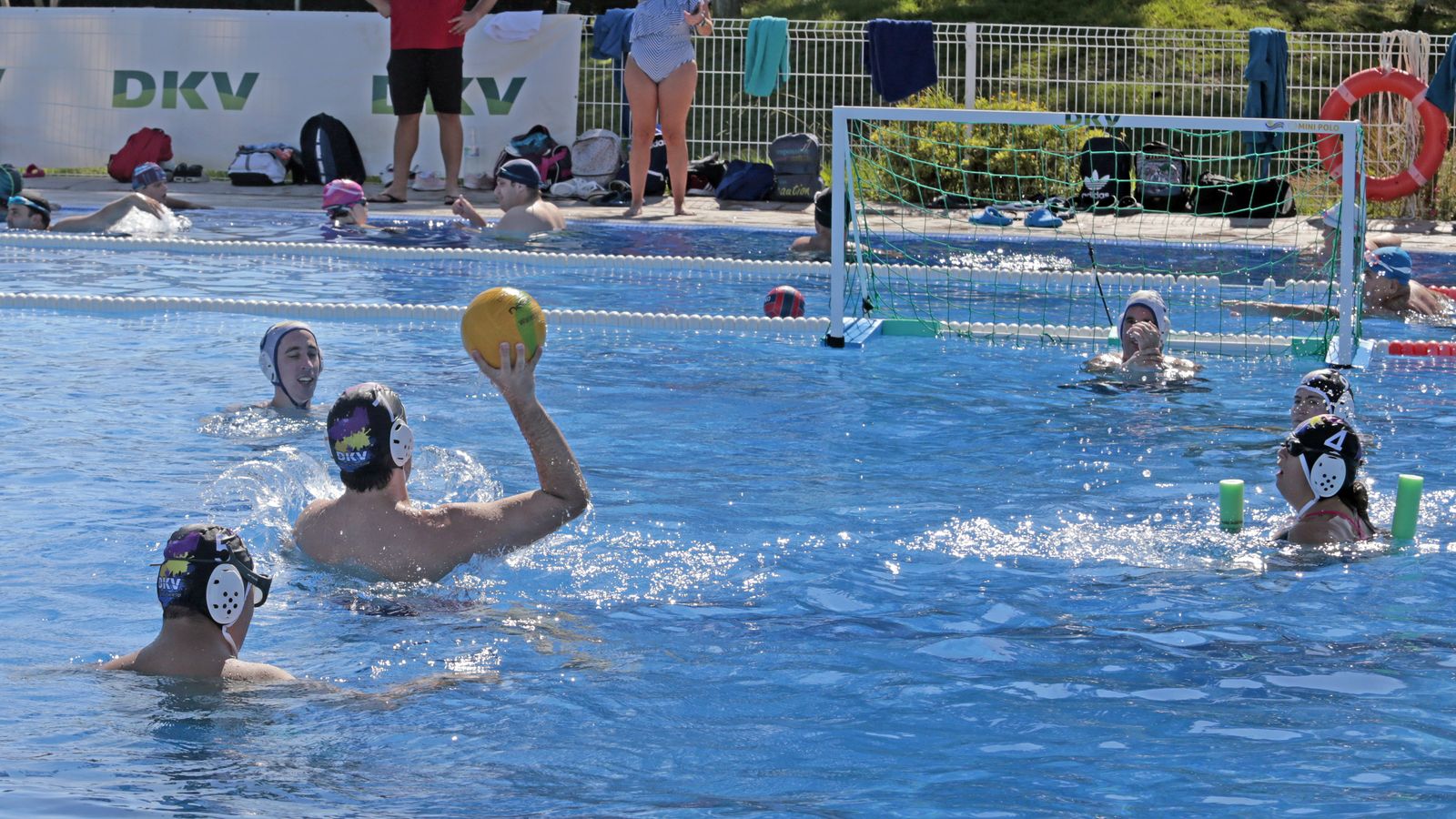 Imágenes de las actividades de waterpolo inclusivo DkV, Ayuntamiento y varias asociaciones en Piscina Jerez Arena Village