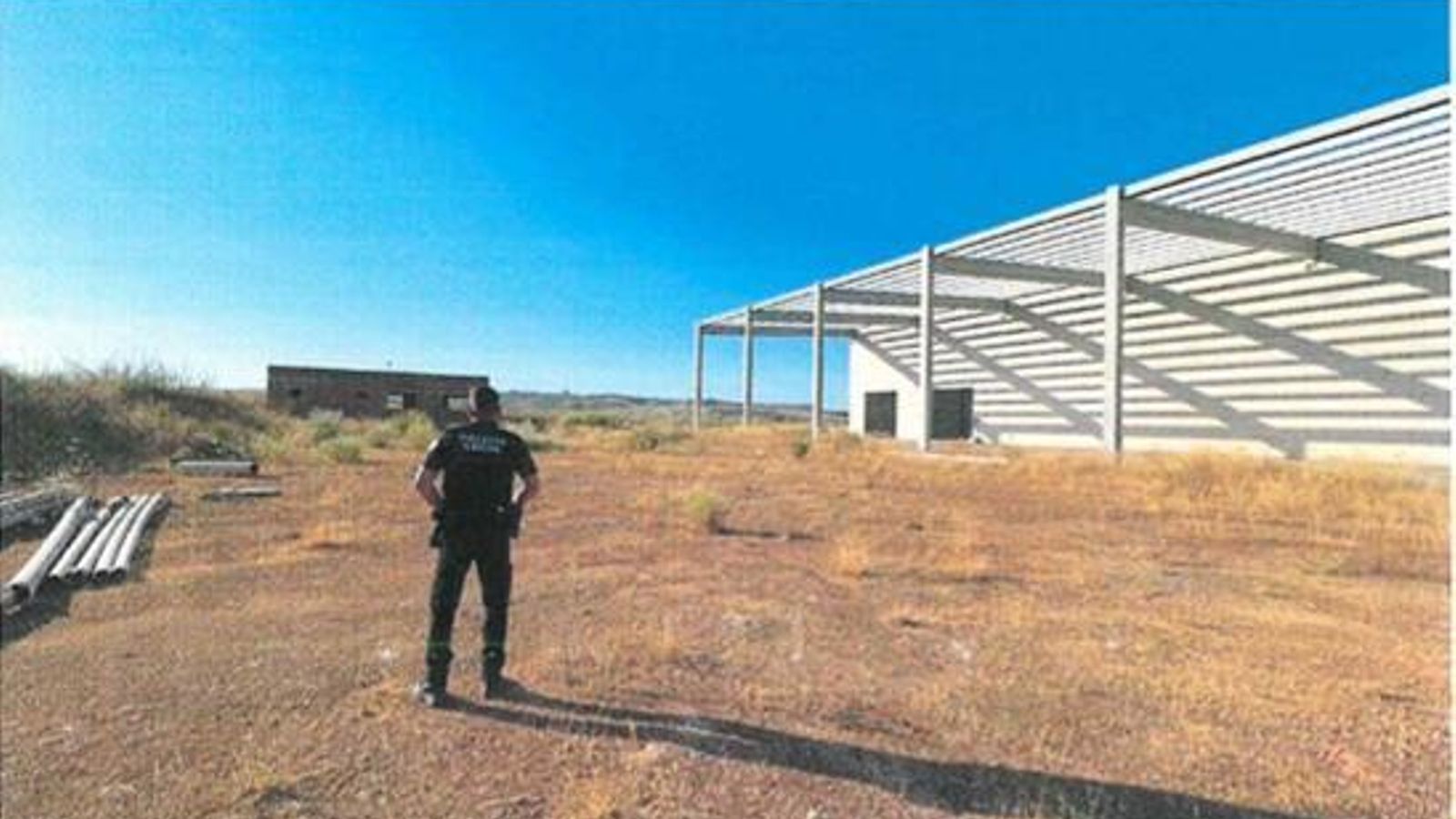 El exterior de la nave, con el edificio de oficinas al fondo.