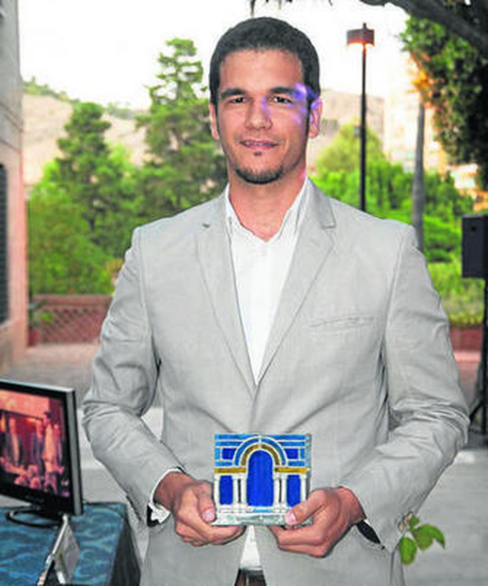 Kennep Román, subdirector de Tevasa, posa con el premio Familia-Empresa.