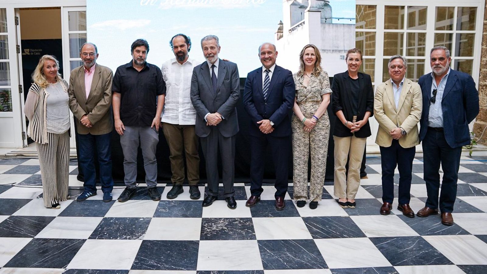 Hernán Cortés junto a autoridades políticas y los autores del documental