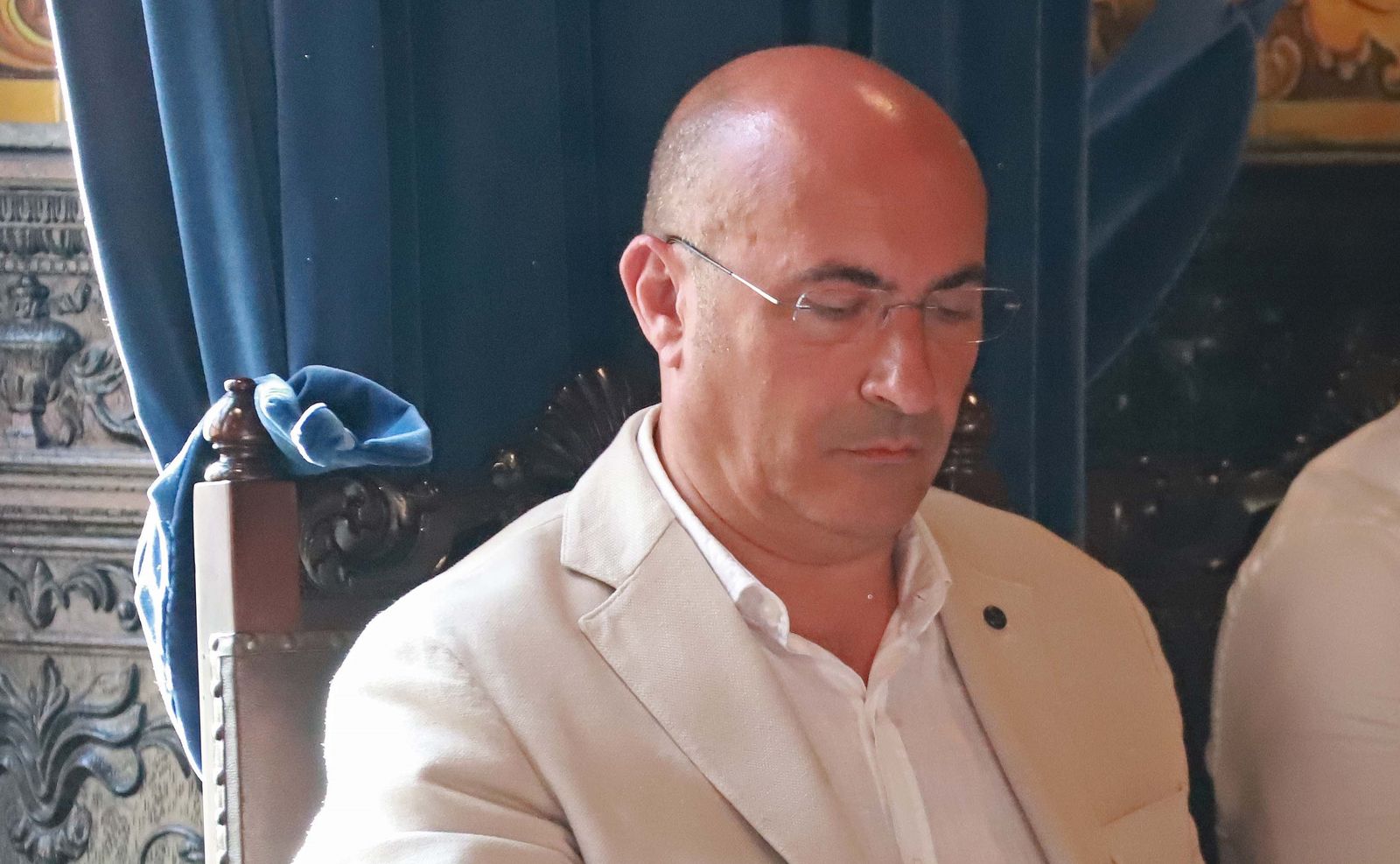 Ángel Martínez, concejal delegado de Parques, Jardines, Cementerios y Playas de Algeciras, en un Pleno del Ayuntamiento.