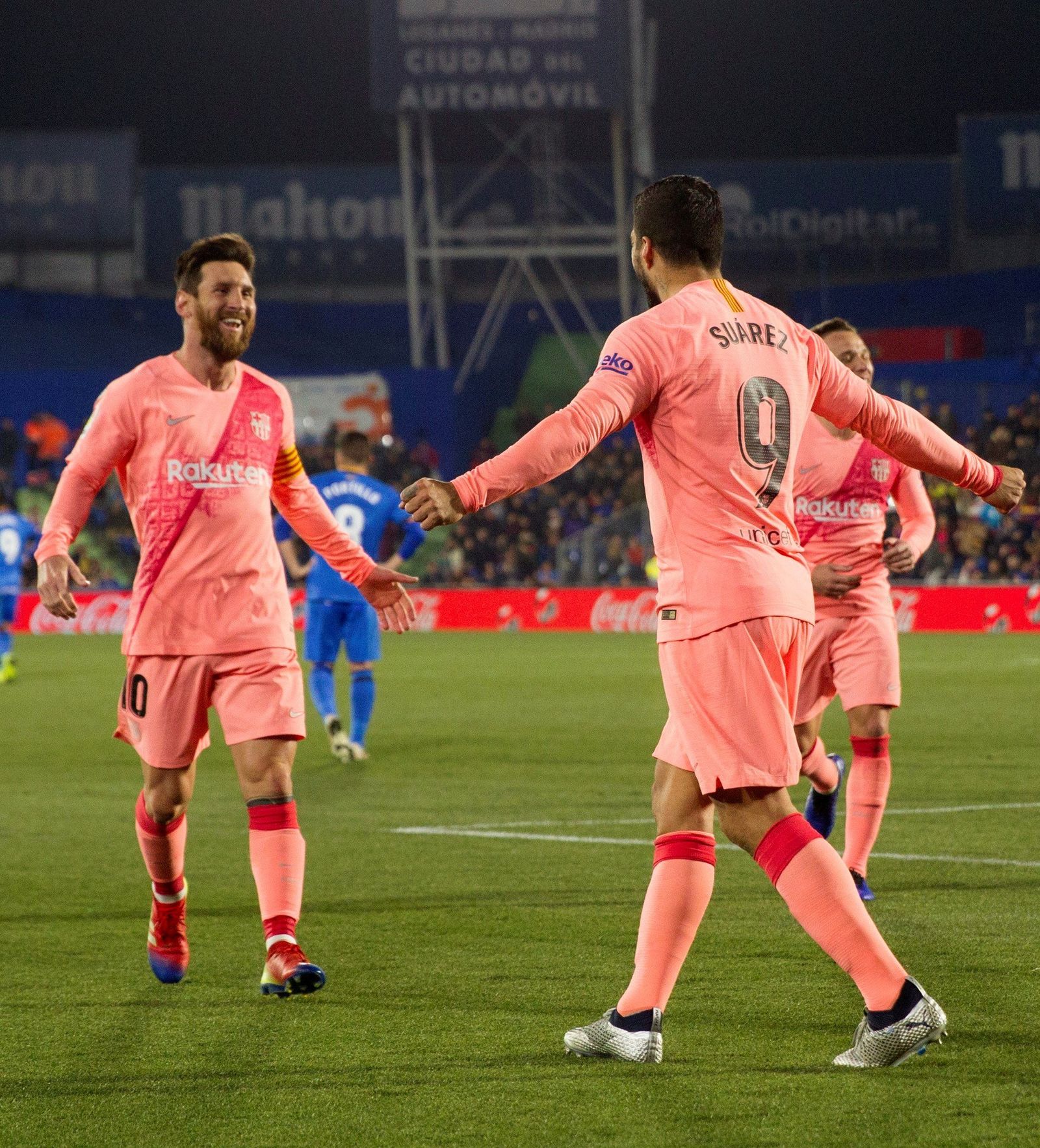Messi y Suárez celebran el tanto del uruguayo en el Coliseum.