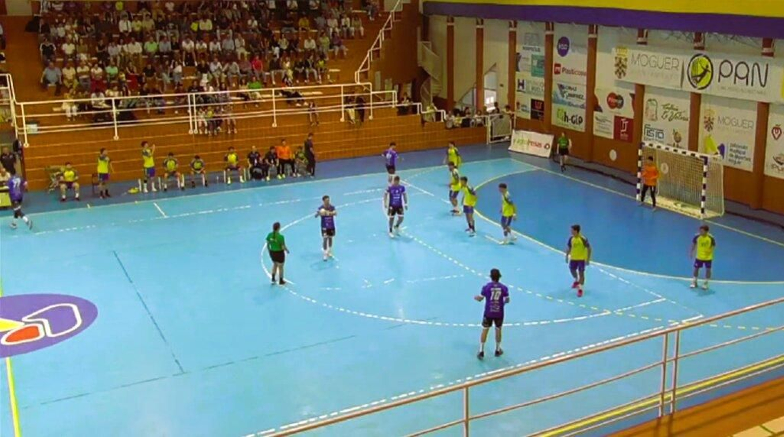 Posesión del conjunto canterano-sureño durante una accón del encuentro frente al CBM Pan Moguer.