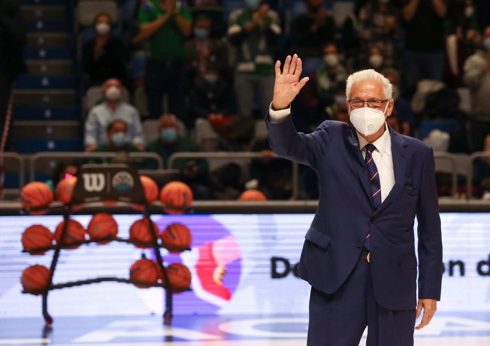 Alfonso Queipo de Llano saluda al Carpena.