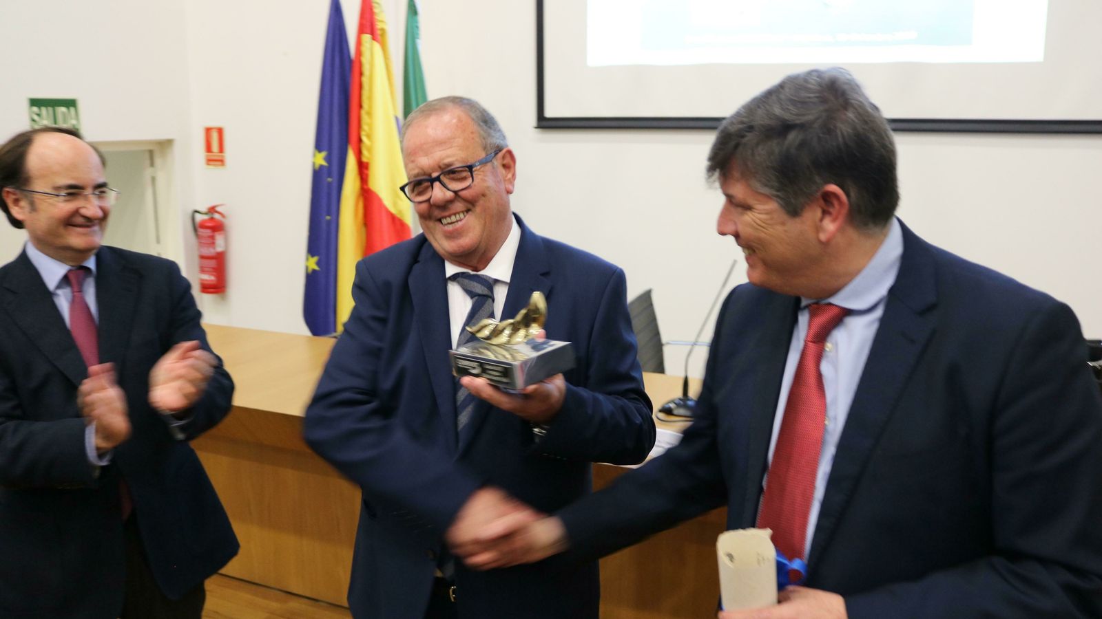 Mario López recibe el reconocimiento.