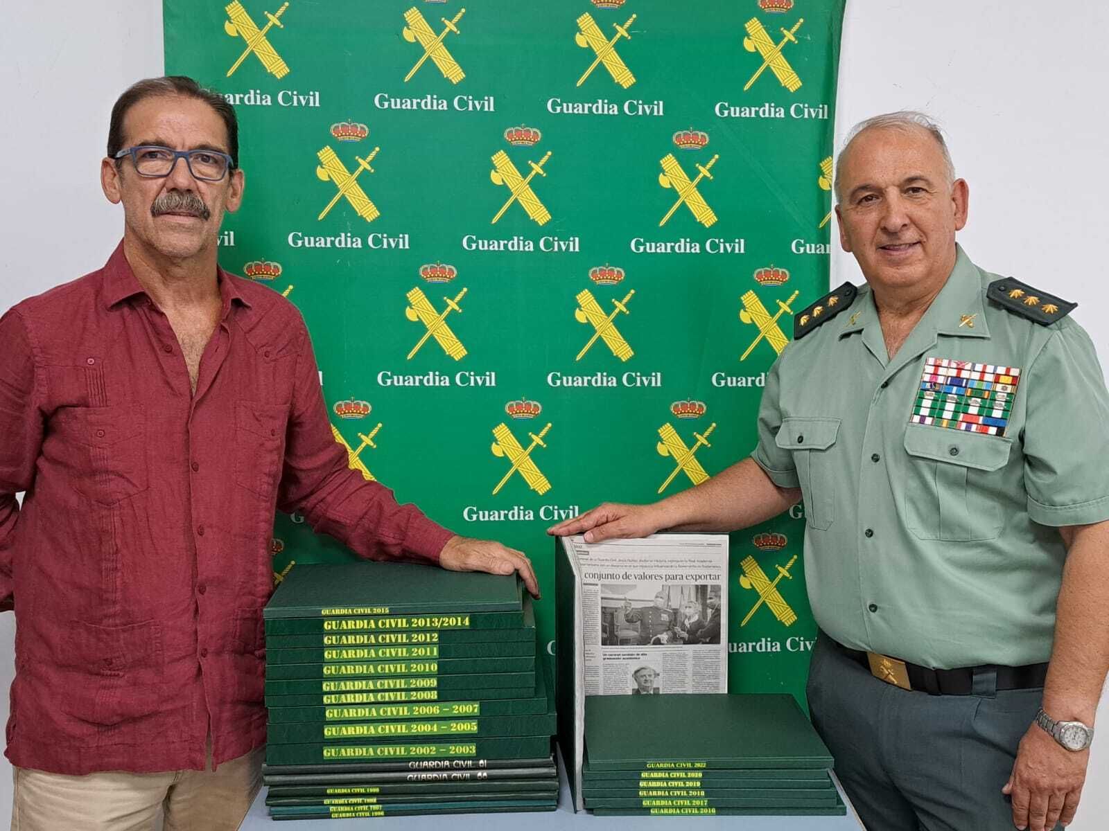Juan Torres hace entrega al coronel Núñez de los 23 tomos de la colección del Diario.