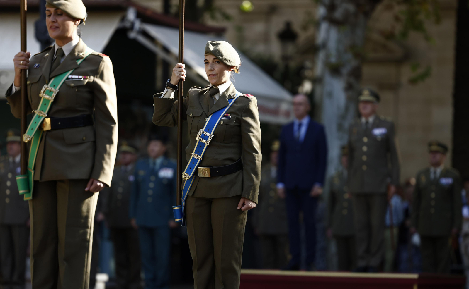El izado de bandera y desfile militar por el centro de Sevilla, en imágenes