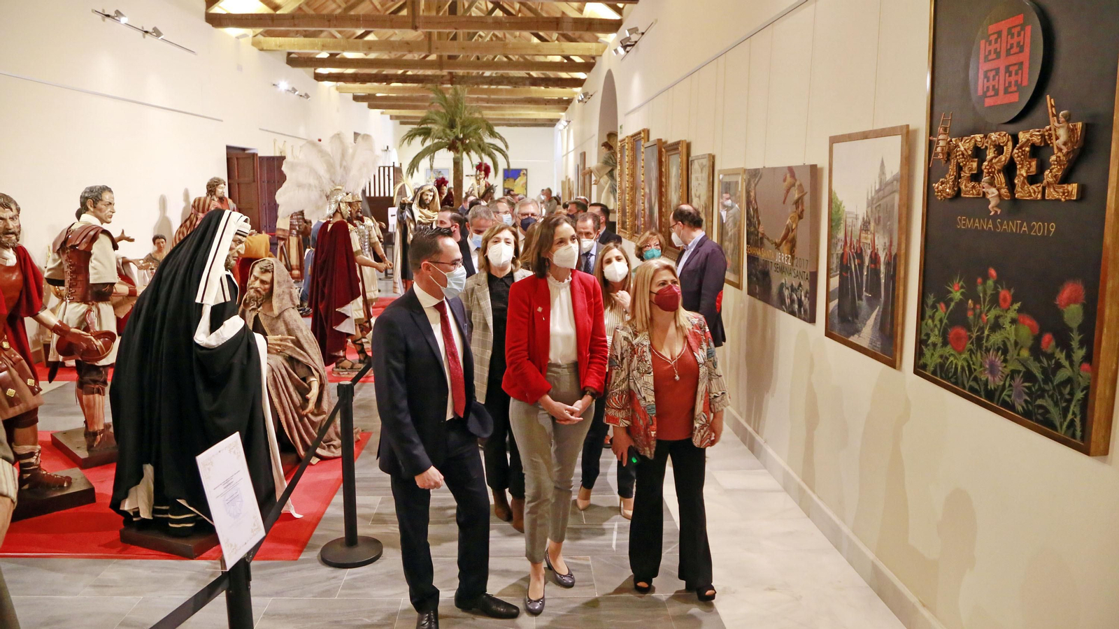 La ministra Reyes Maroto visitando la exposición cofrade en Jerez