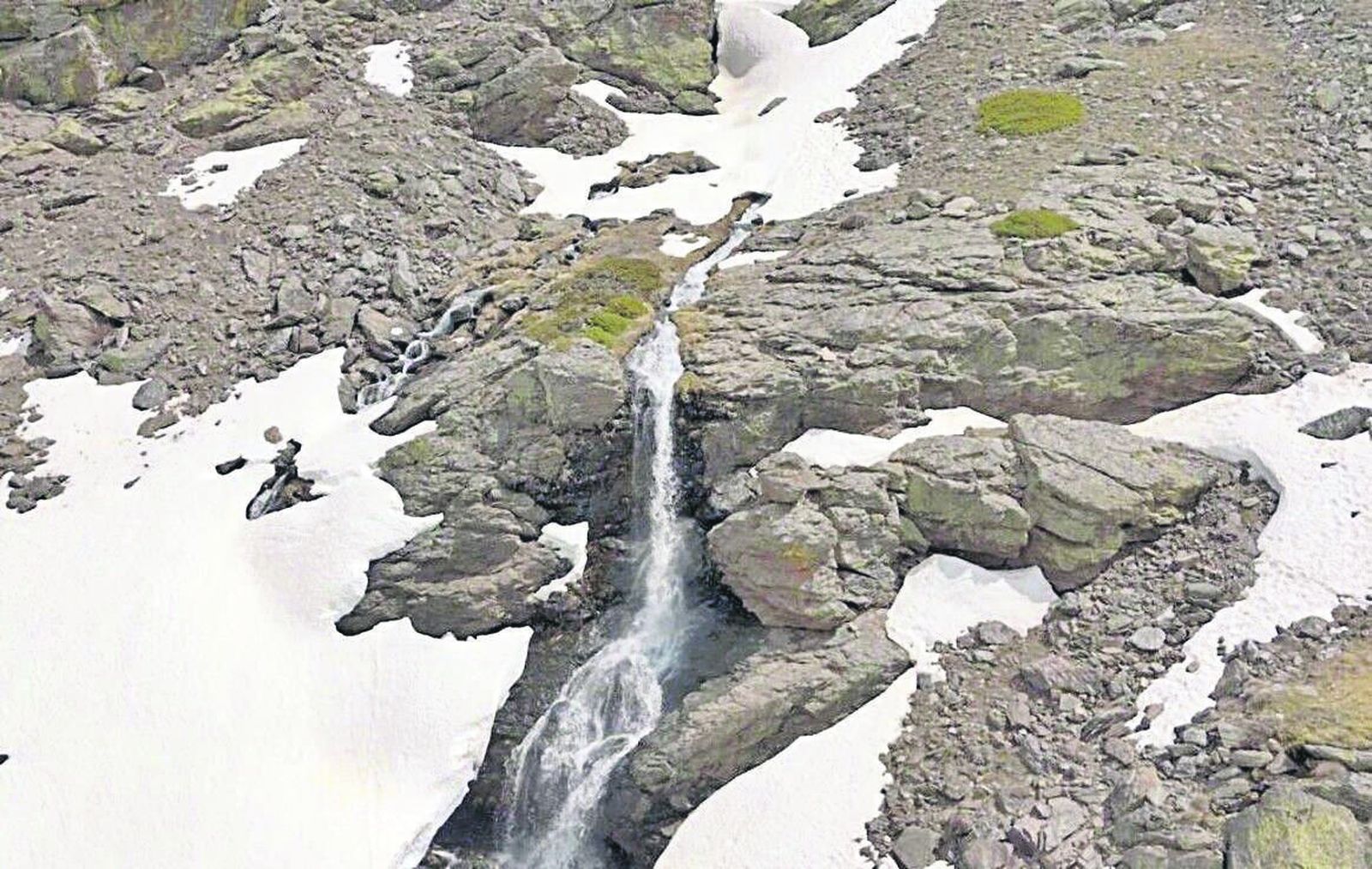 Imagen, extraída del documental, de un río por Sierra Nevada