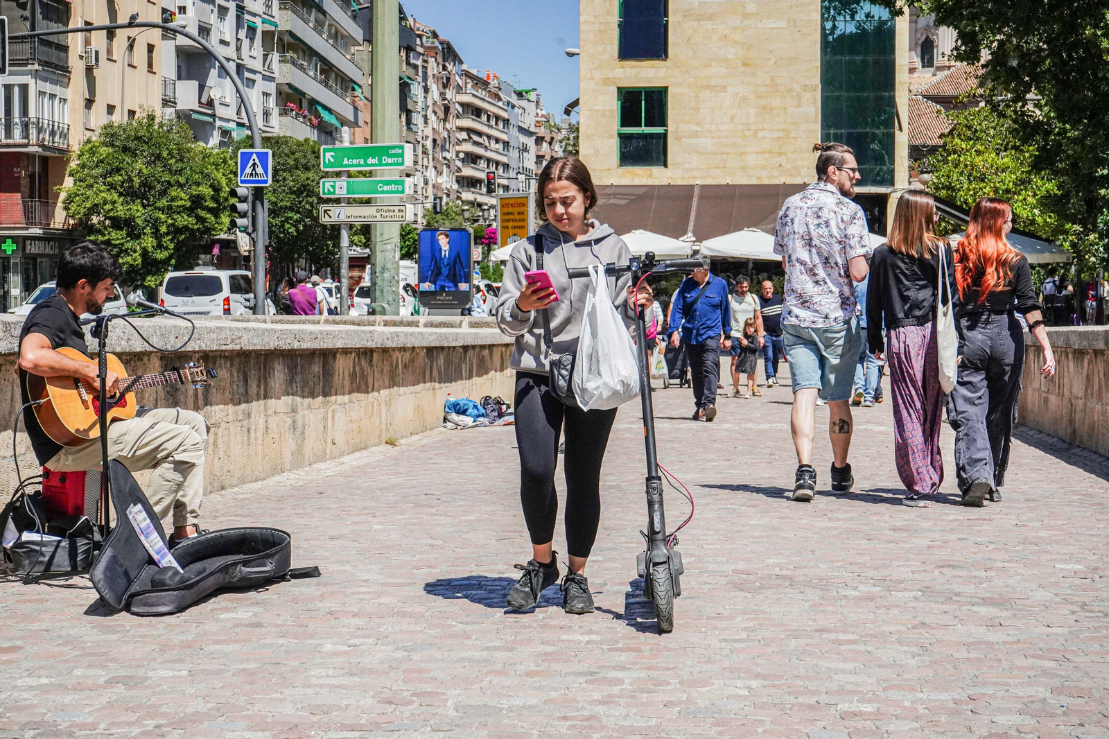 Varias personas caminan por el centro de la capital en una imagen de archivo.