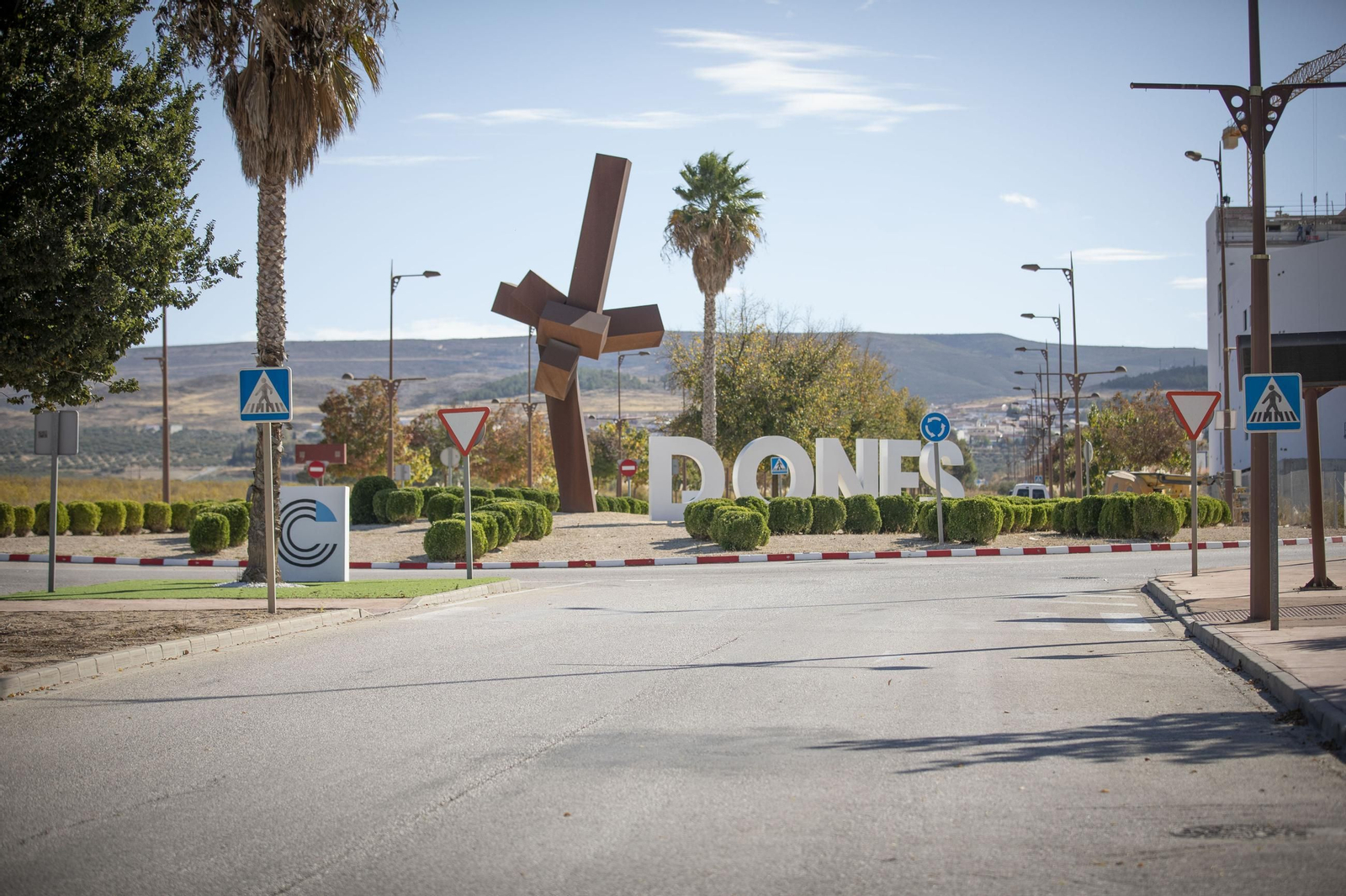 Rotonda en la Citai de Escúzar.