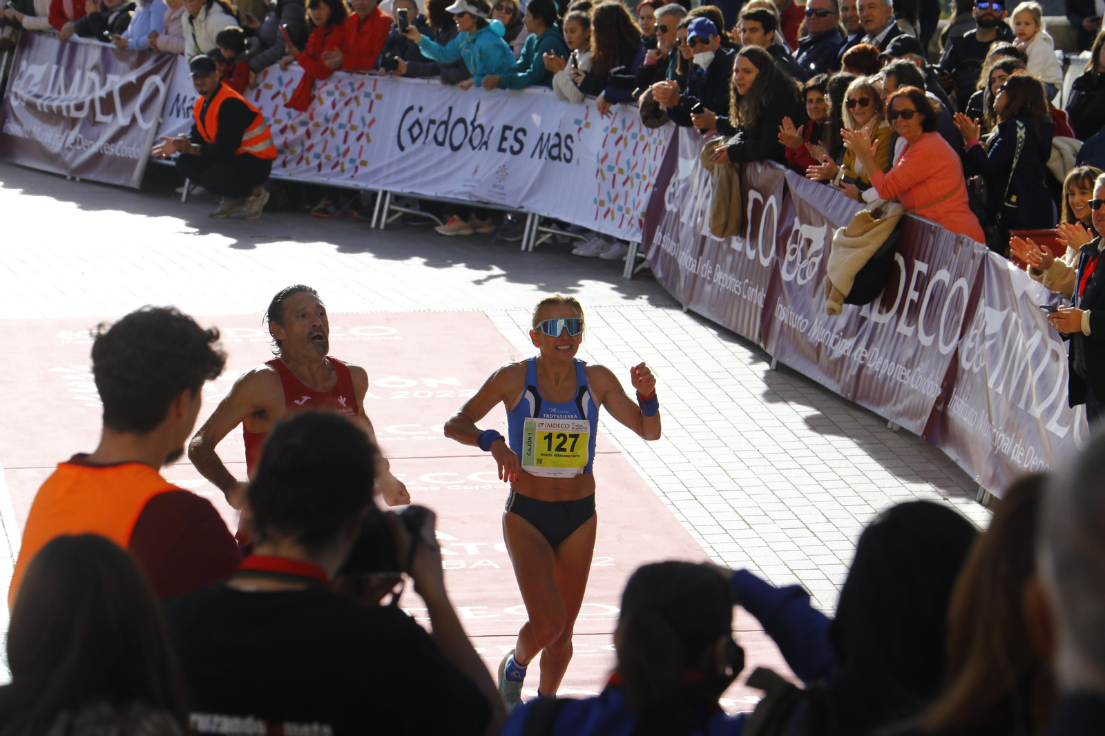 La gloria de cruzar la Puerta del Puente: imágenes de la meta de la 36 Media Maratón de Córdoba