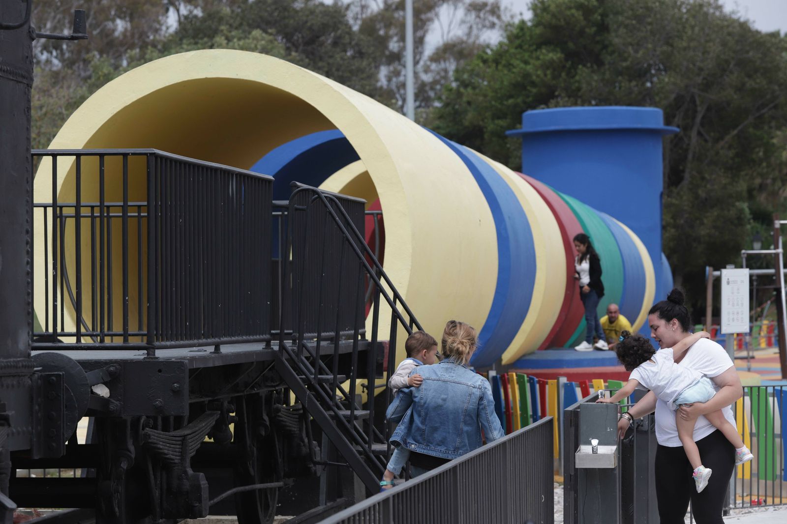 Varios niños juegan en el parque del tren de Los Barrios, rehabilitado durante el mandato.