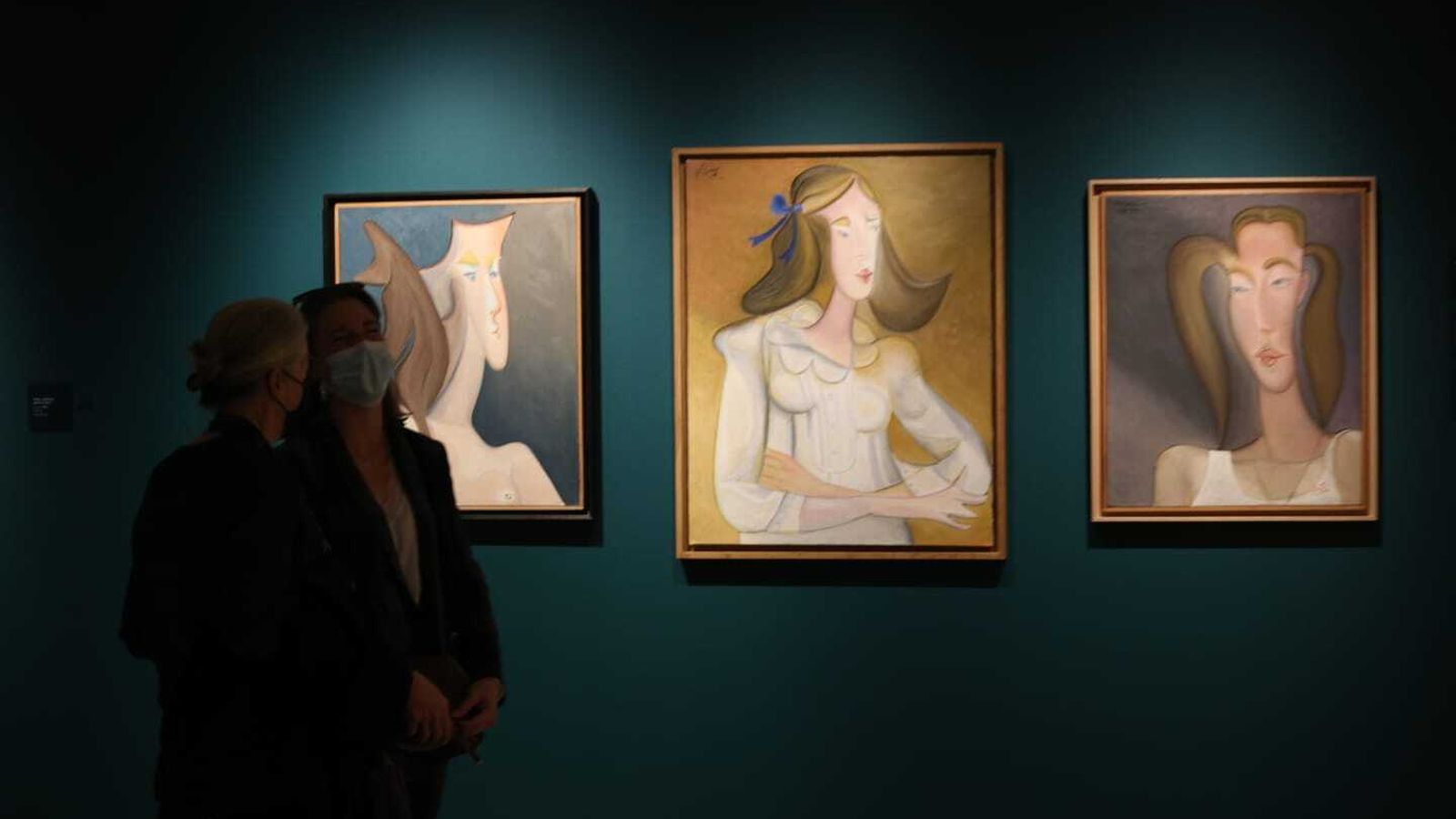 Algunas de las obras fechadas en los años 60 como 'Sur le plage', a la izquierda de la fotografía.