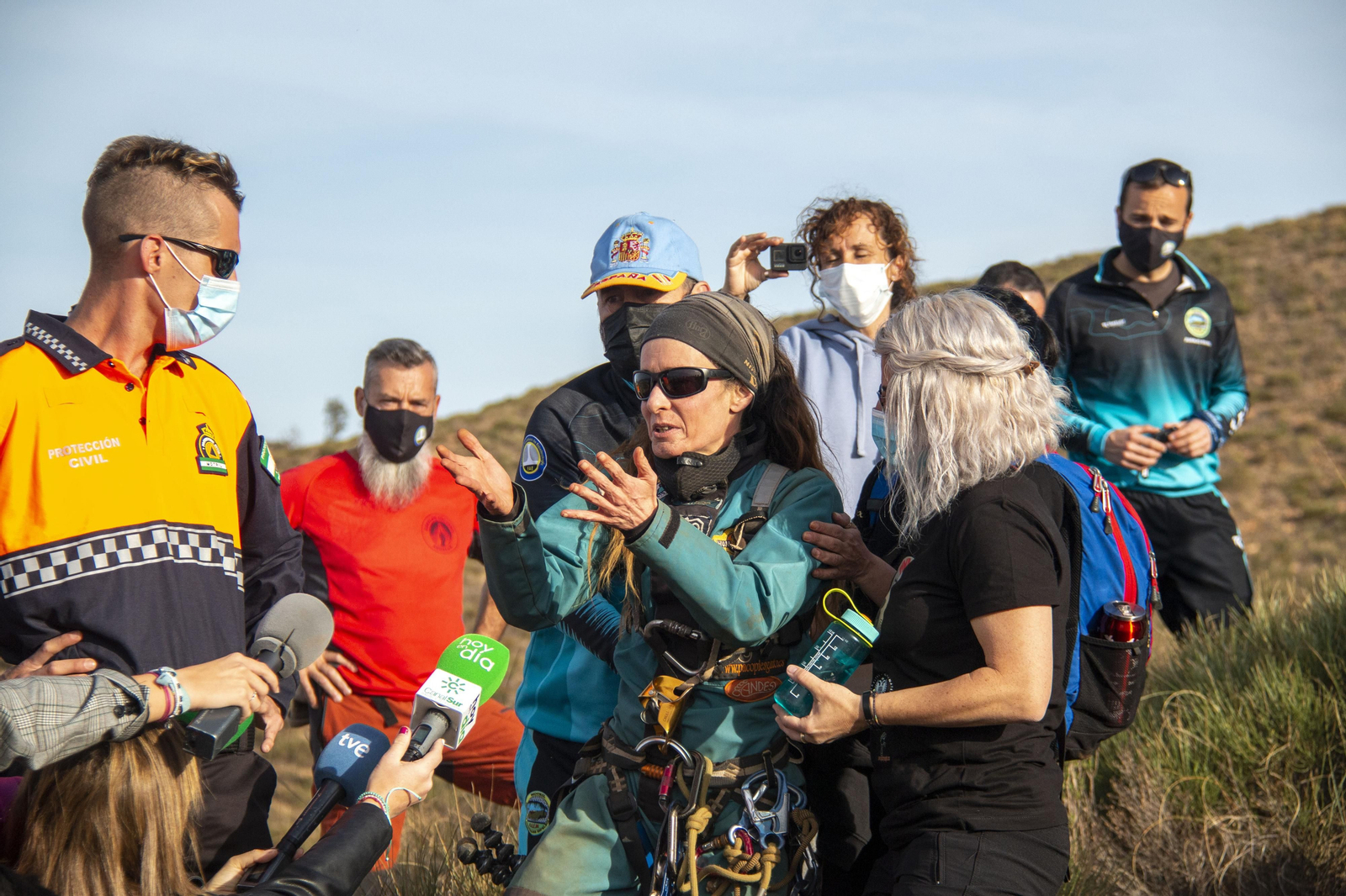 Así ha sido la salida de Beatriz Flamini tras 500 días en una cueva de Granada, en imágenes