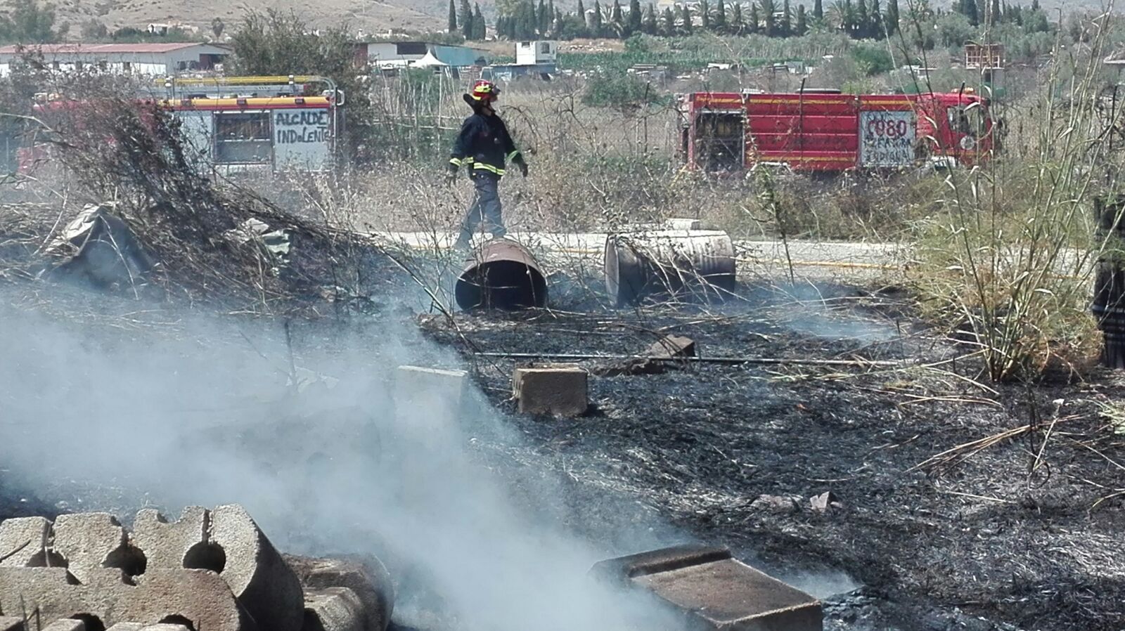 Tareas de extinción del fuego en Santa Rosalía.
