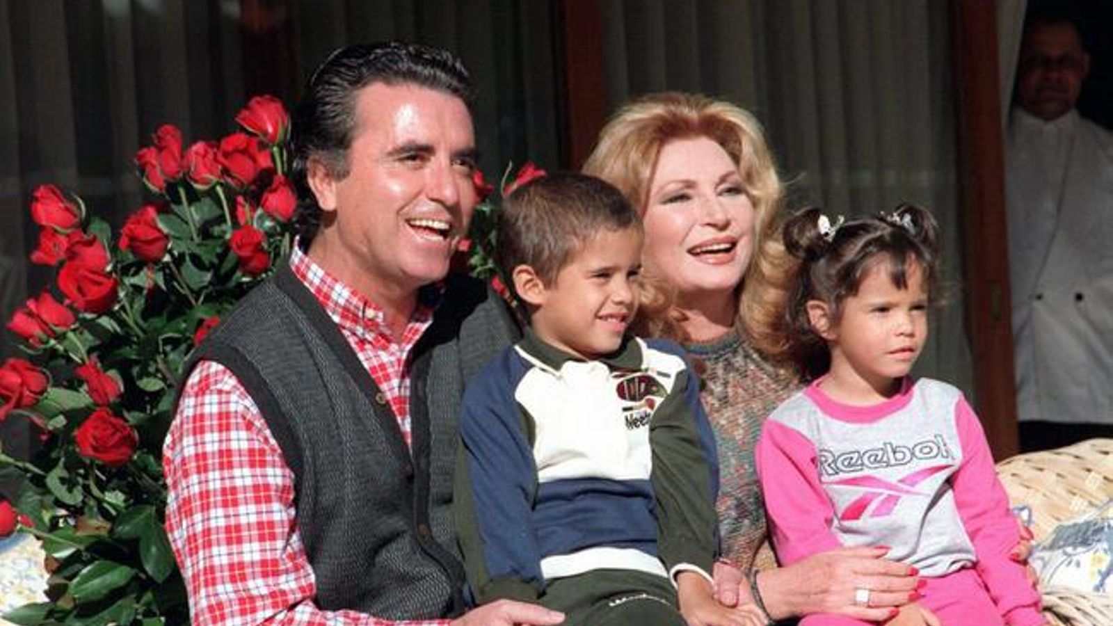 De niña con su hermano, José Fernando, y sus padres, José Ortega Cano y Rocío Jurado.