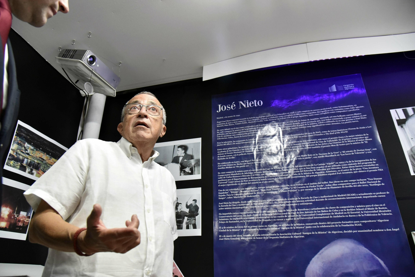 Nieto, sorprendido ante el panel que da la bienvenida a la exposición sobre su carrera.