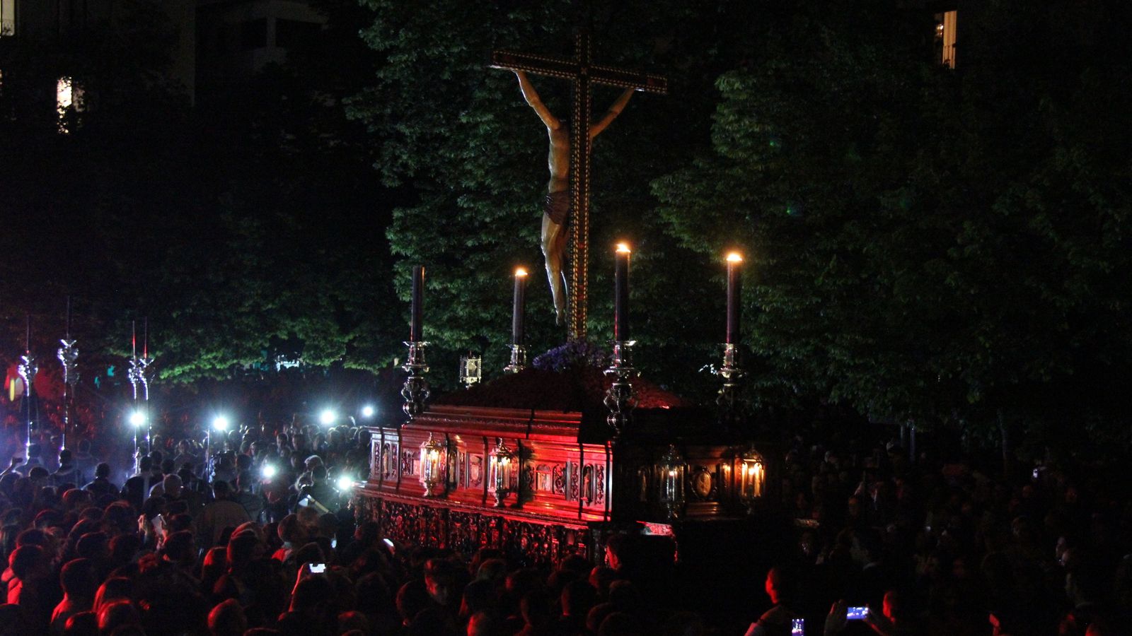 El Cristo del Silencio, a oscuras, en Plaza Nueva