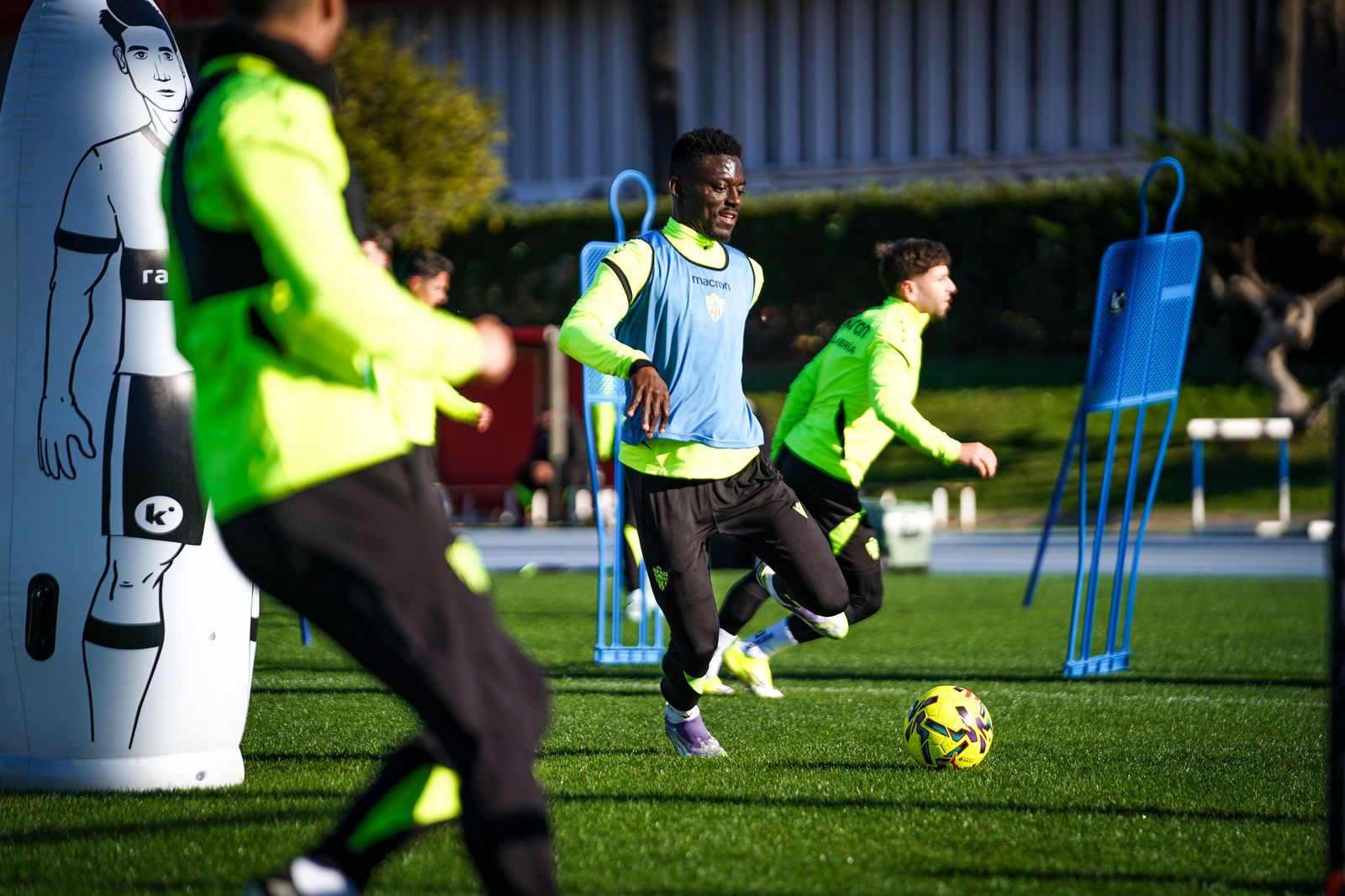 Baba conduce el balón durante una sesión de entrenamiento llevada a cabo en el Anexo.