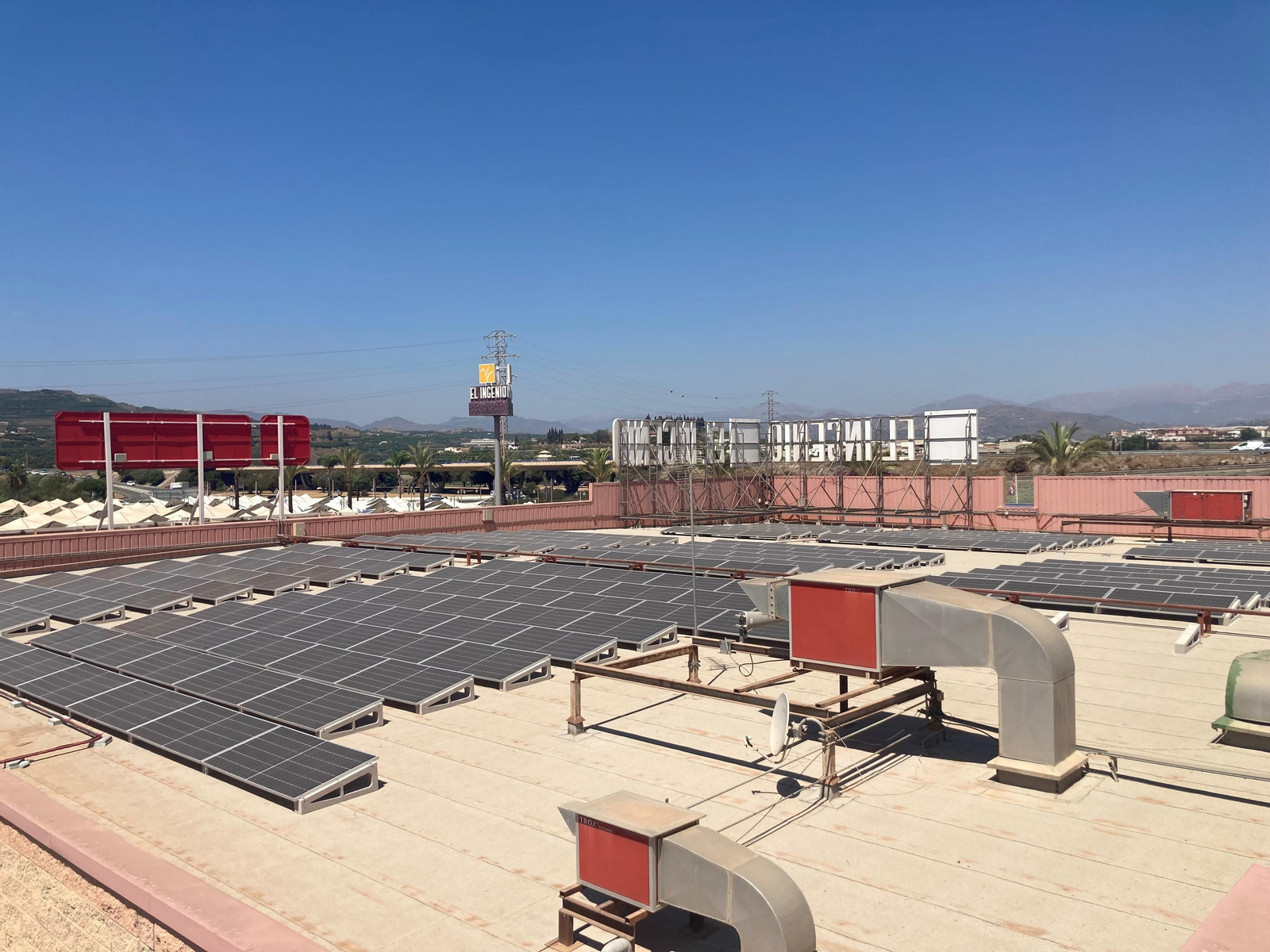 Instalación fotovoltaica en el centro comercial El Ingenio.