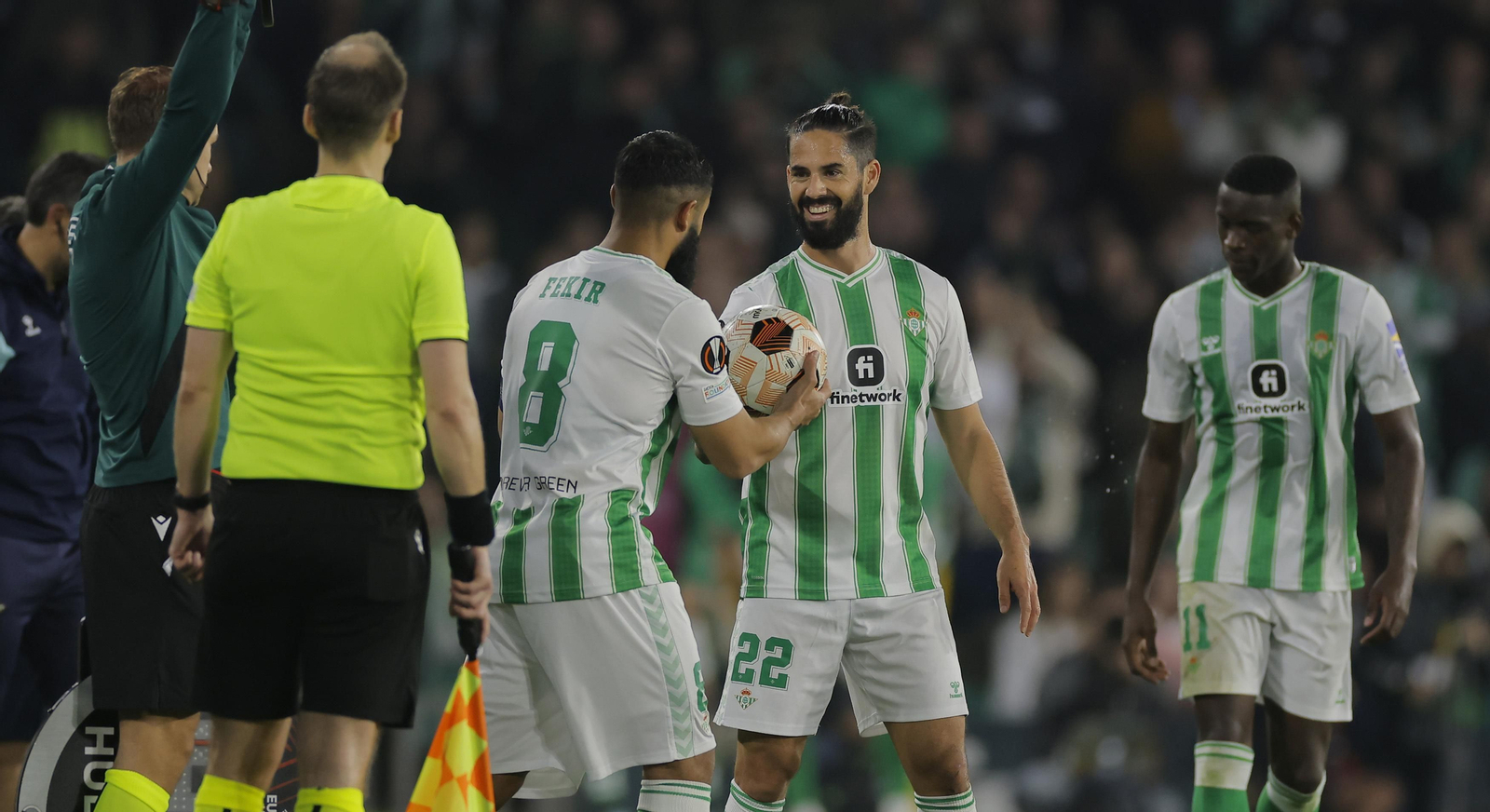 Isco le cede el balón sonriente a Fekir, que sustituye a Luiz Henrique, para que lanzara el penalti.