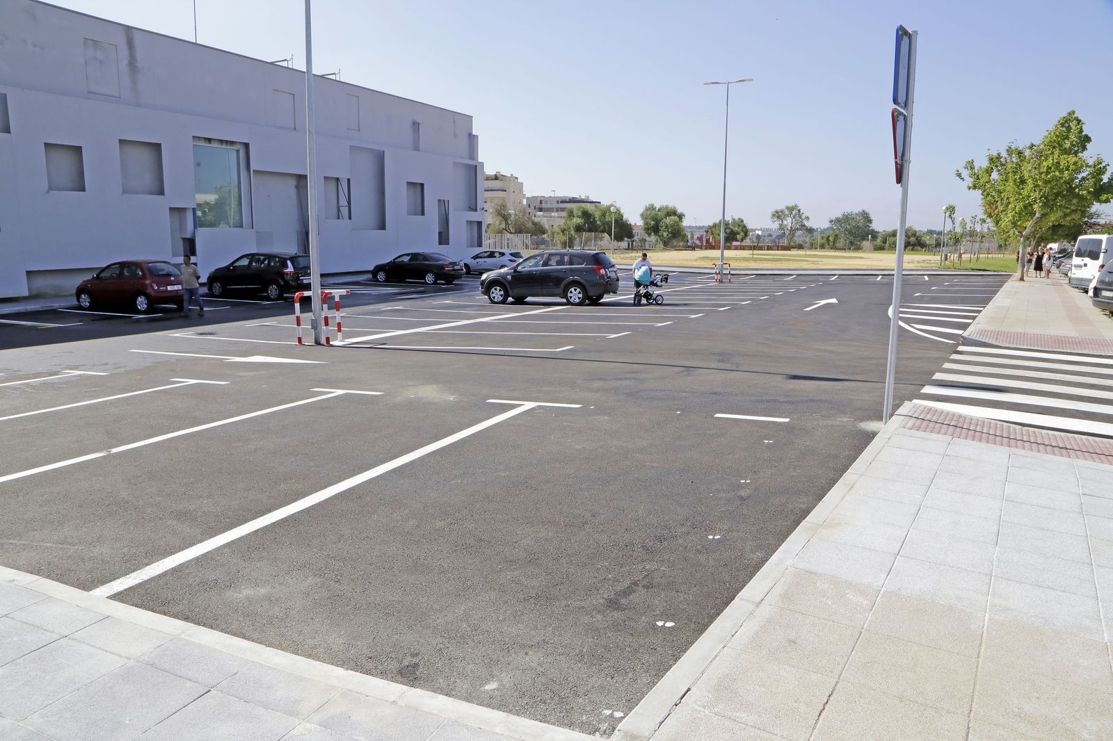 Zona de aparcamientos del centro de salud y el servicio de Urgencias de La Milagrosa.