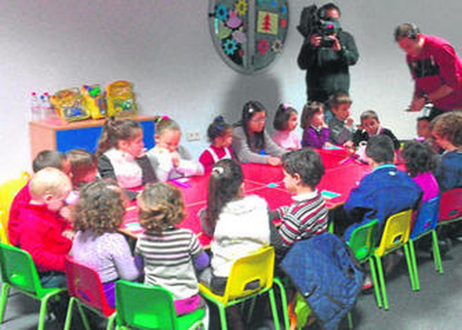 Los niños disfrutan elaborando instrumentos musicales con objetos reciclados.