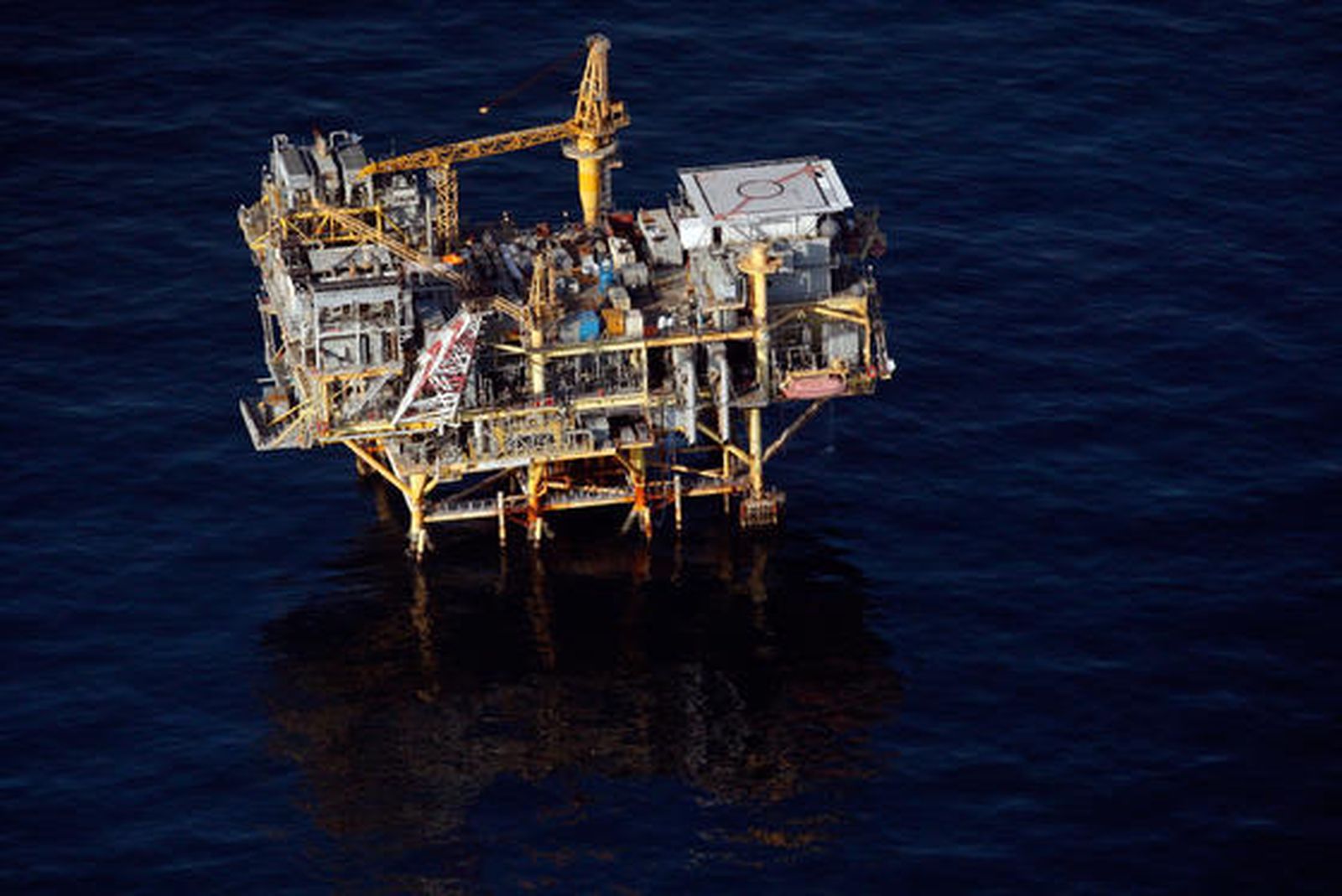 El petróleo vertido en el Golfo de México por una plataforma petrolífera amenaza las costas estadounidenses de Luisiana.

Foto: EFE