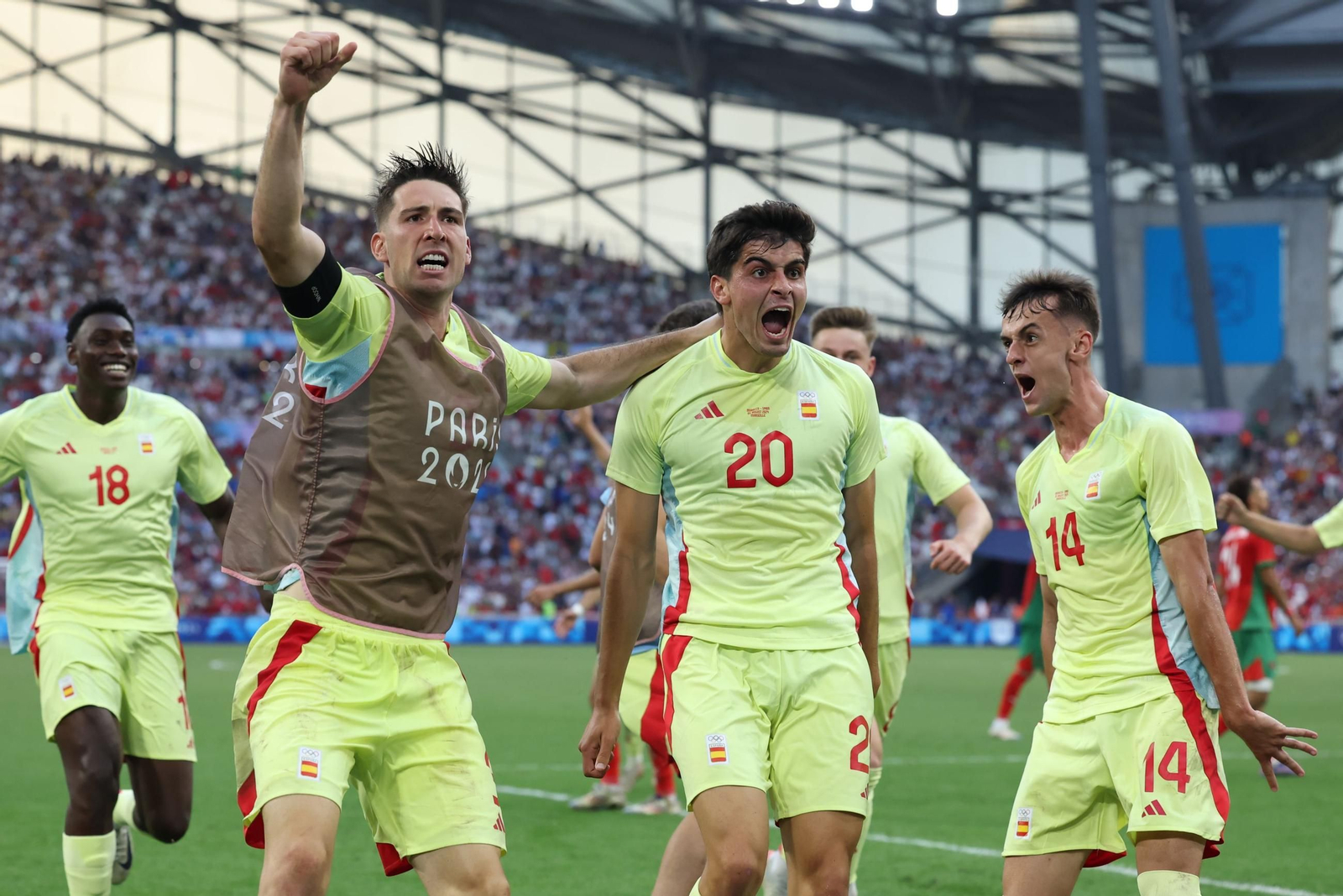 Miranda celebra junto a Juanlu, autor del 1-2 ante Marruecos en semifinales del torneo olímpico.