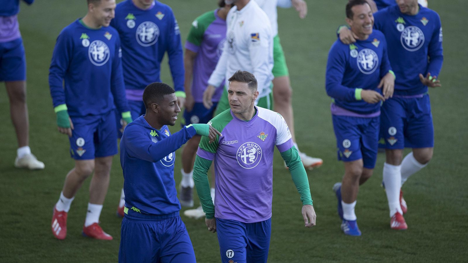 Joaquín dialoga con Emerson en el entrenamiento.