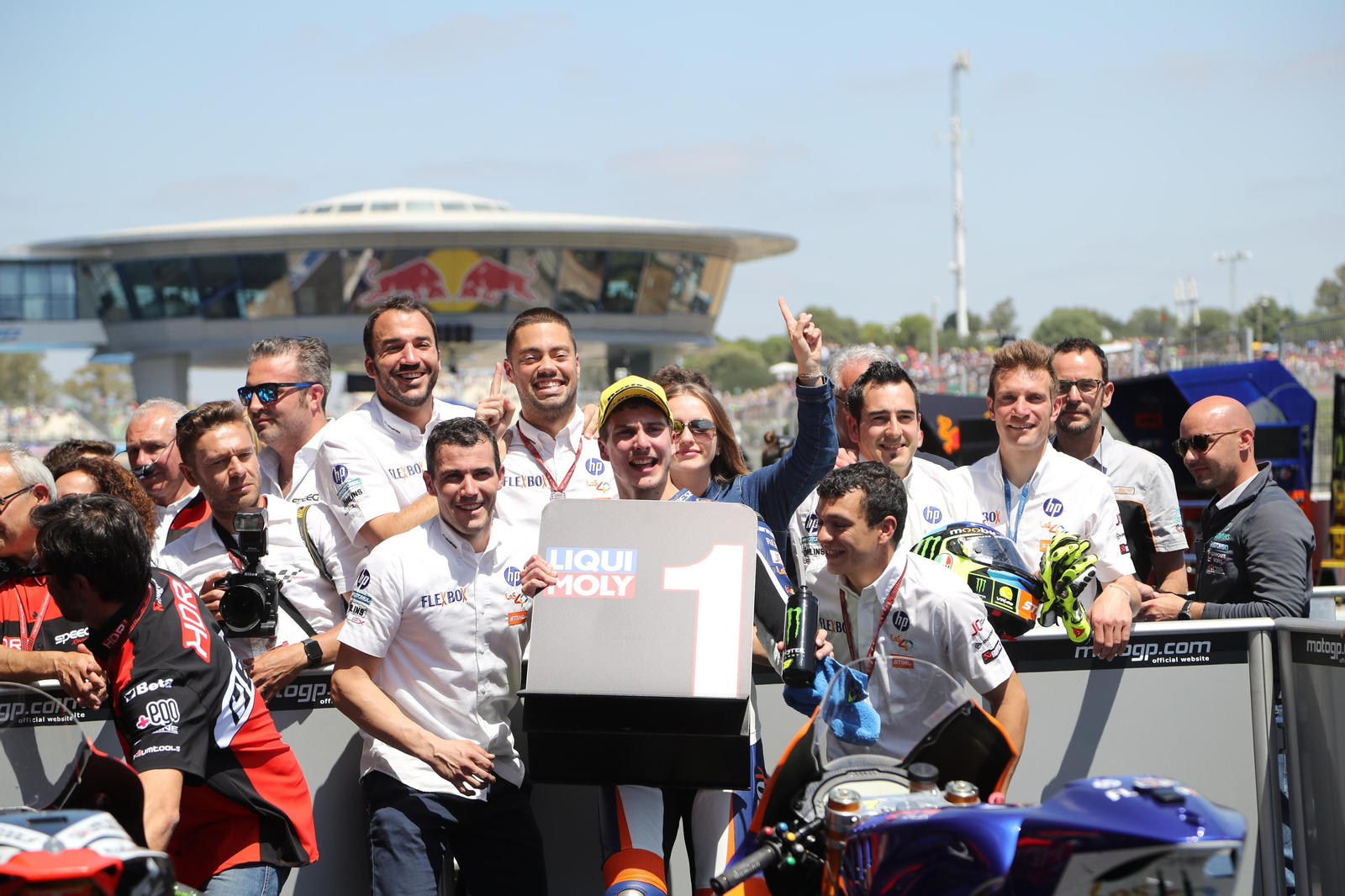 Baldassarri celebra con su equipo el triunfo en Jerez