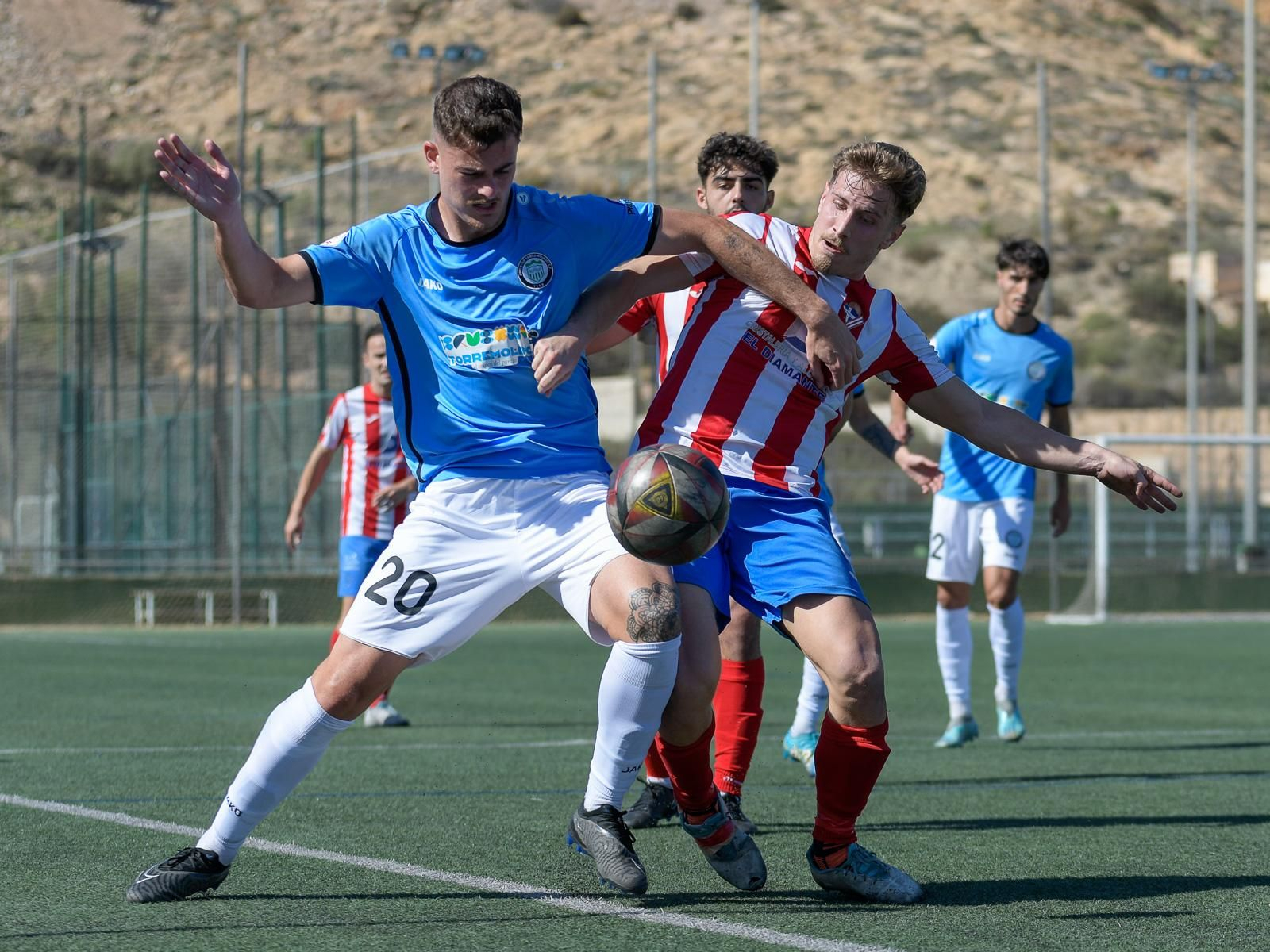 Dani Garzón pugna por un balón con un rival durante un encuentro de la pasada temporada con el Poli Almería.