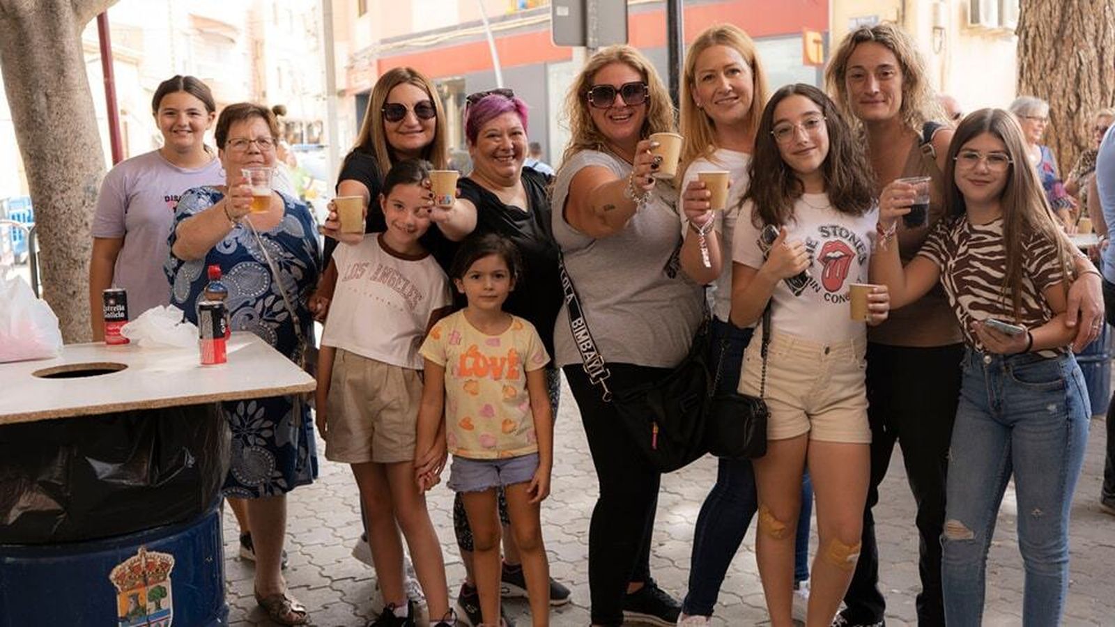 Un grupo de niñas y mujeres brinda en las fiestas de Viator 2022.