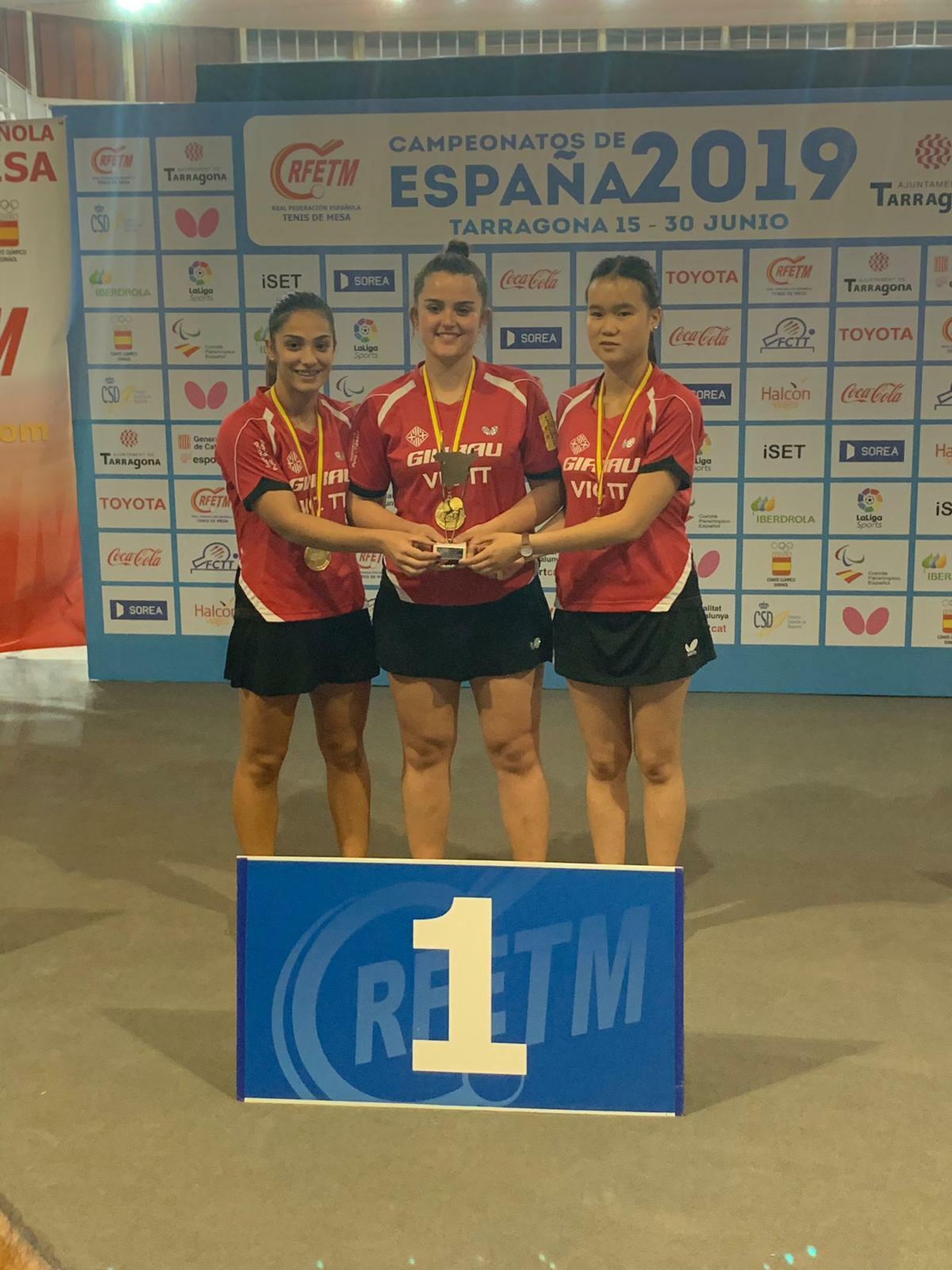 El equipo de Vic, con la tarifeña Nerea García, con su título de campeona de España