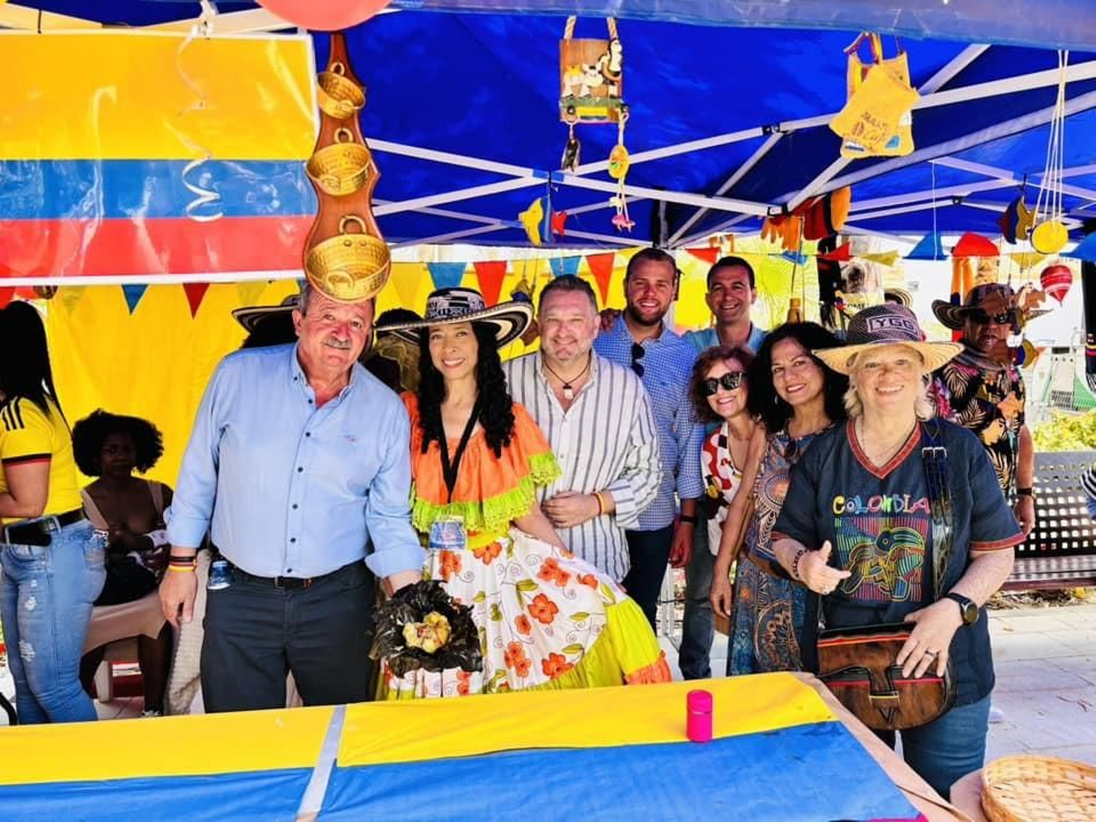 El alcalde junto a la colonia colombiana.