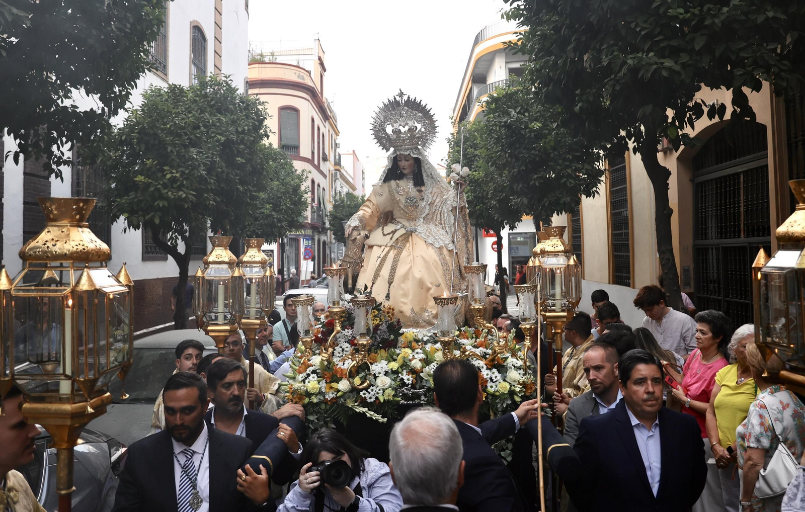 El traslado de la Pastora de Santa Marina a la parroquia de San Pedro, en imágenes