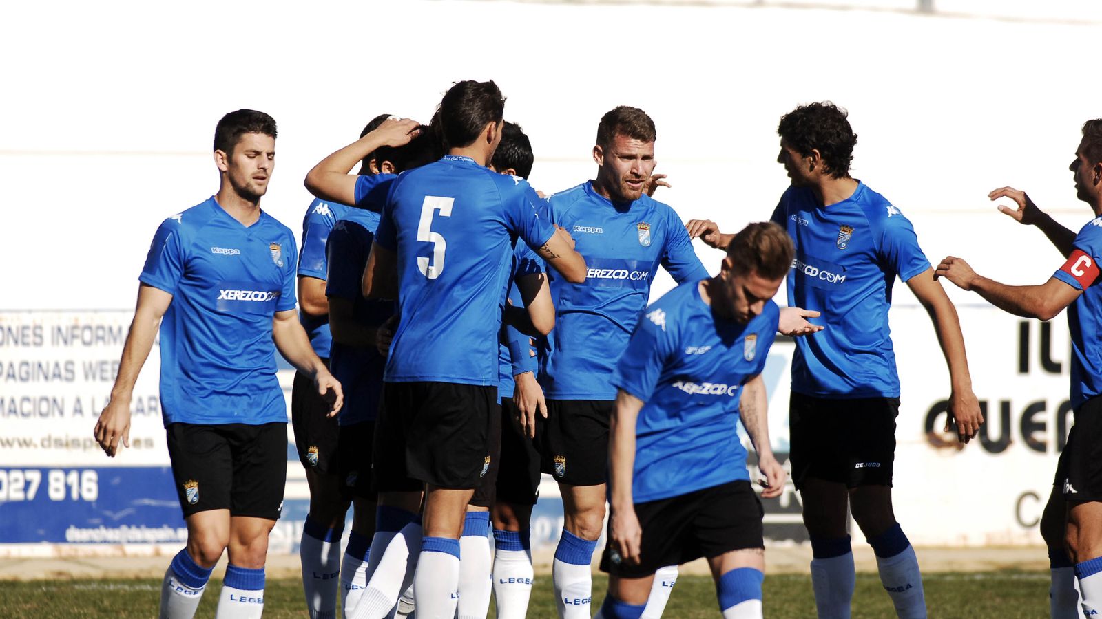 Iván Aguilar, en el centro de la imagen, autor del gol en la campaña 13/14.