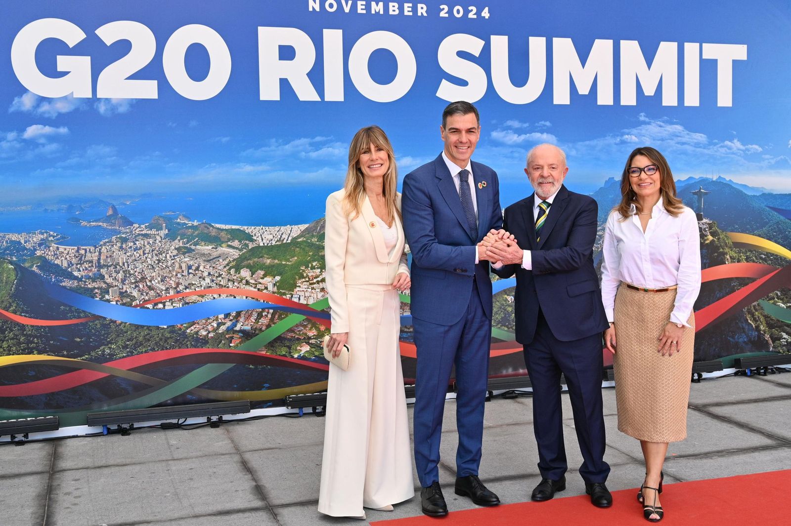 El presidente del Gobierno, Pedro Sánchez saluda al presidente de Brasil, Lula da Silva, junto a sus esposas.
