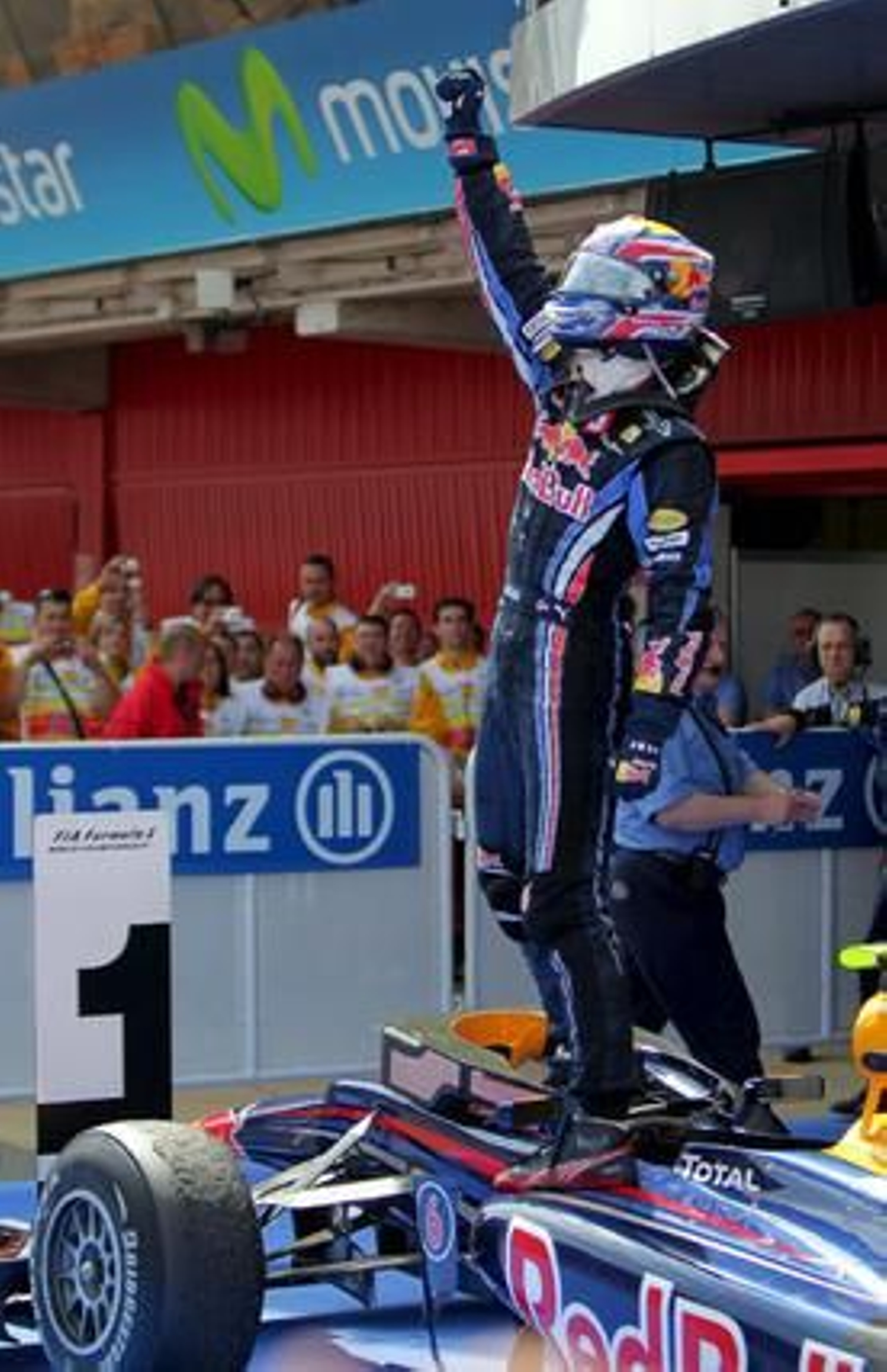 Fernando Alonso queda segundo en un Gran Premio dominado de principio a fin por el piloto de Red Bull Mark Webber. / EFE