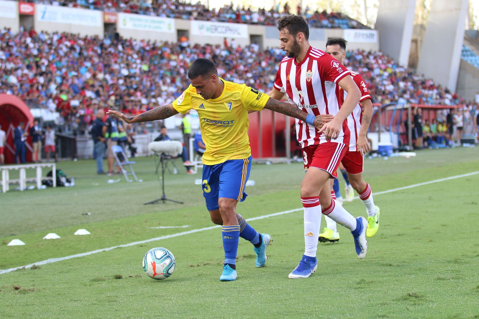 Iván Martos presiona a Nano Mesa en un partido contra el Cádiz durante su etapa en el conjunto rojiblanco.