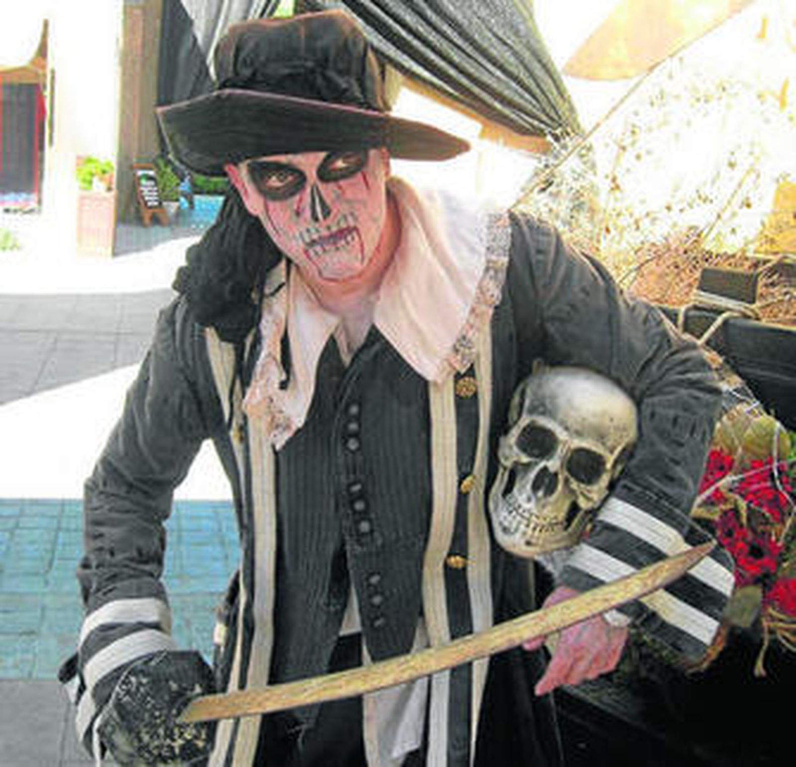 Un actor caracterizado para la fiesta que celebra estos días Isla Mágica.