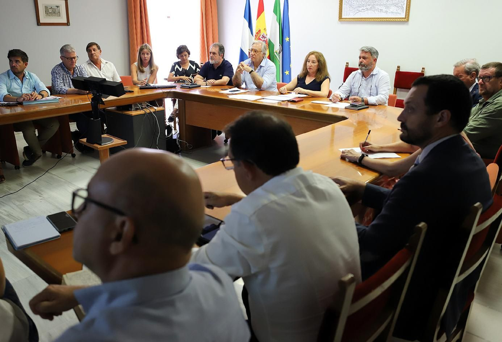 Responsables municipales durante la presentación del Barómetro Turístico a los integrantes de la Mesa de Turismo.