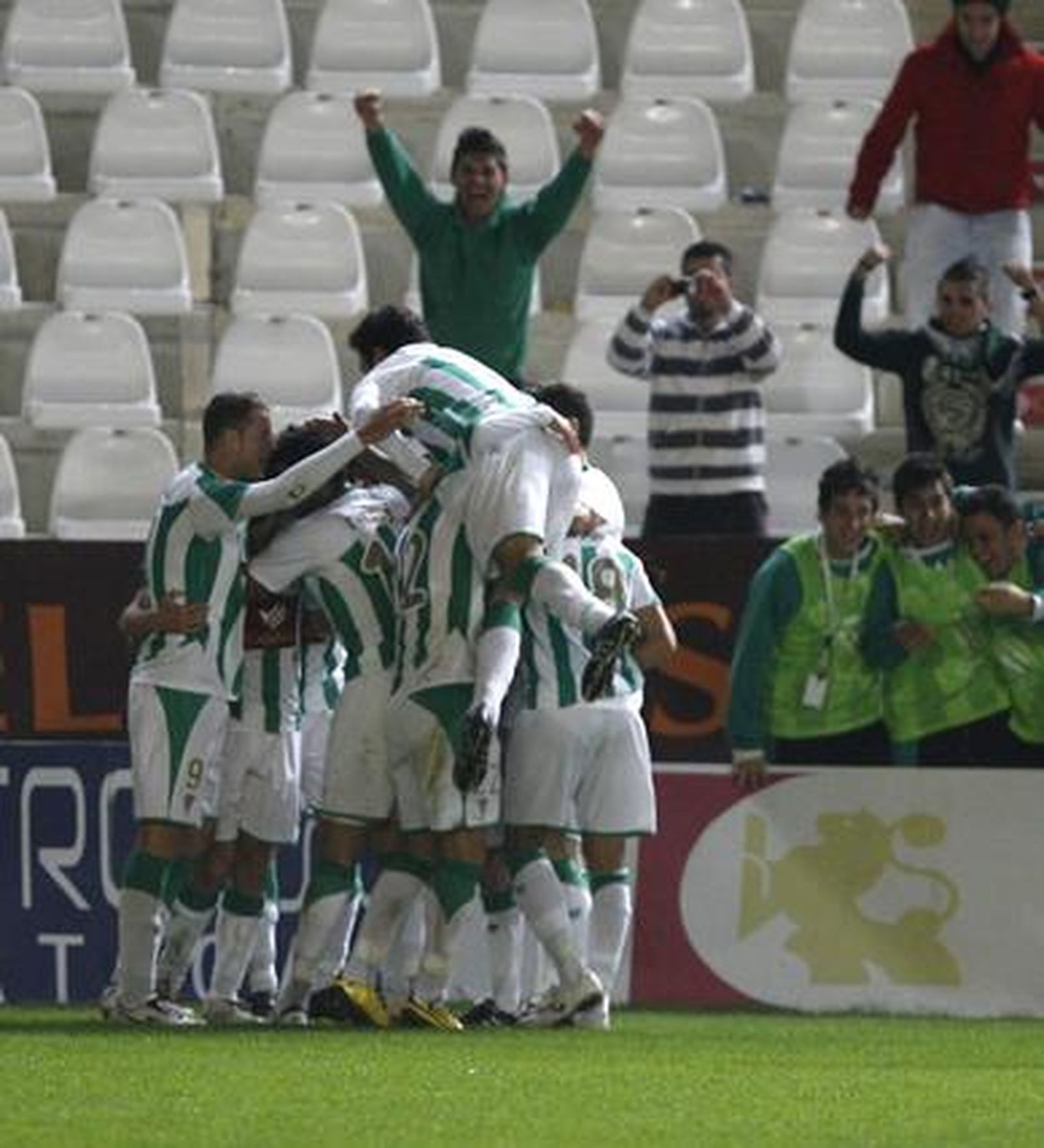 El Córdoba encarrila la clasificación para octavos de final de la Copa del Rey ante el Racing de Santander. / José Martínez