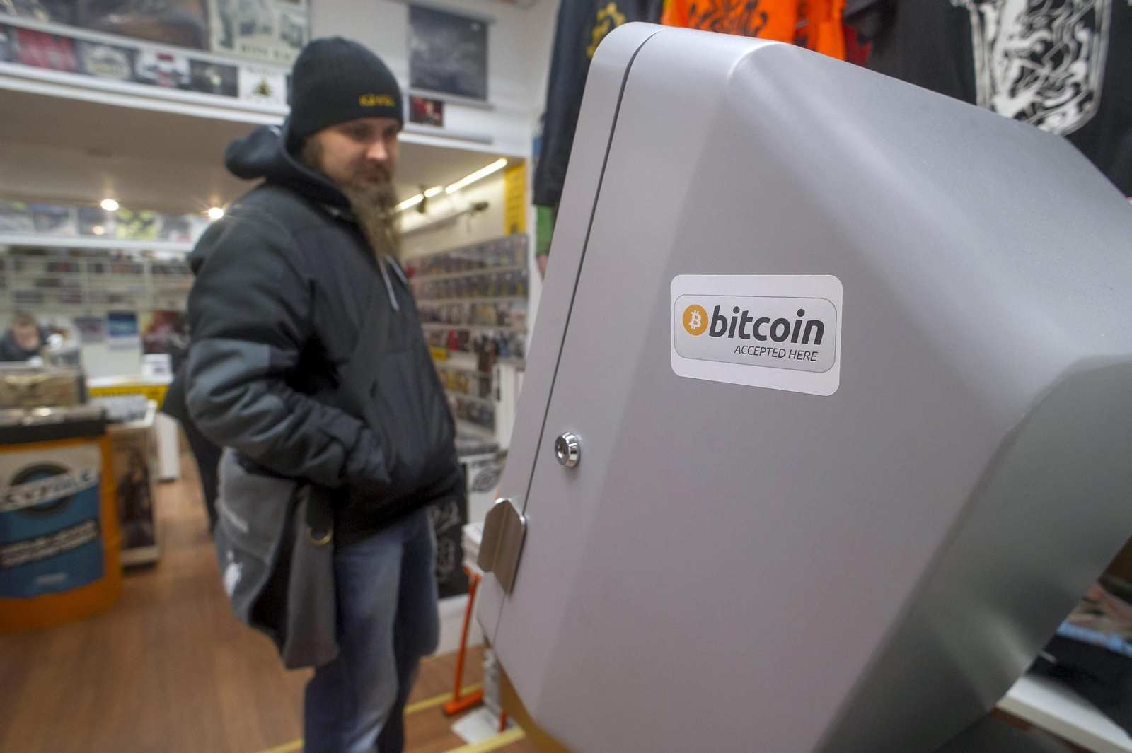 Una persona frente a un cajero autómatico que dispensa bitcoins en Finlandia.