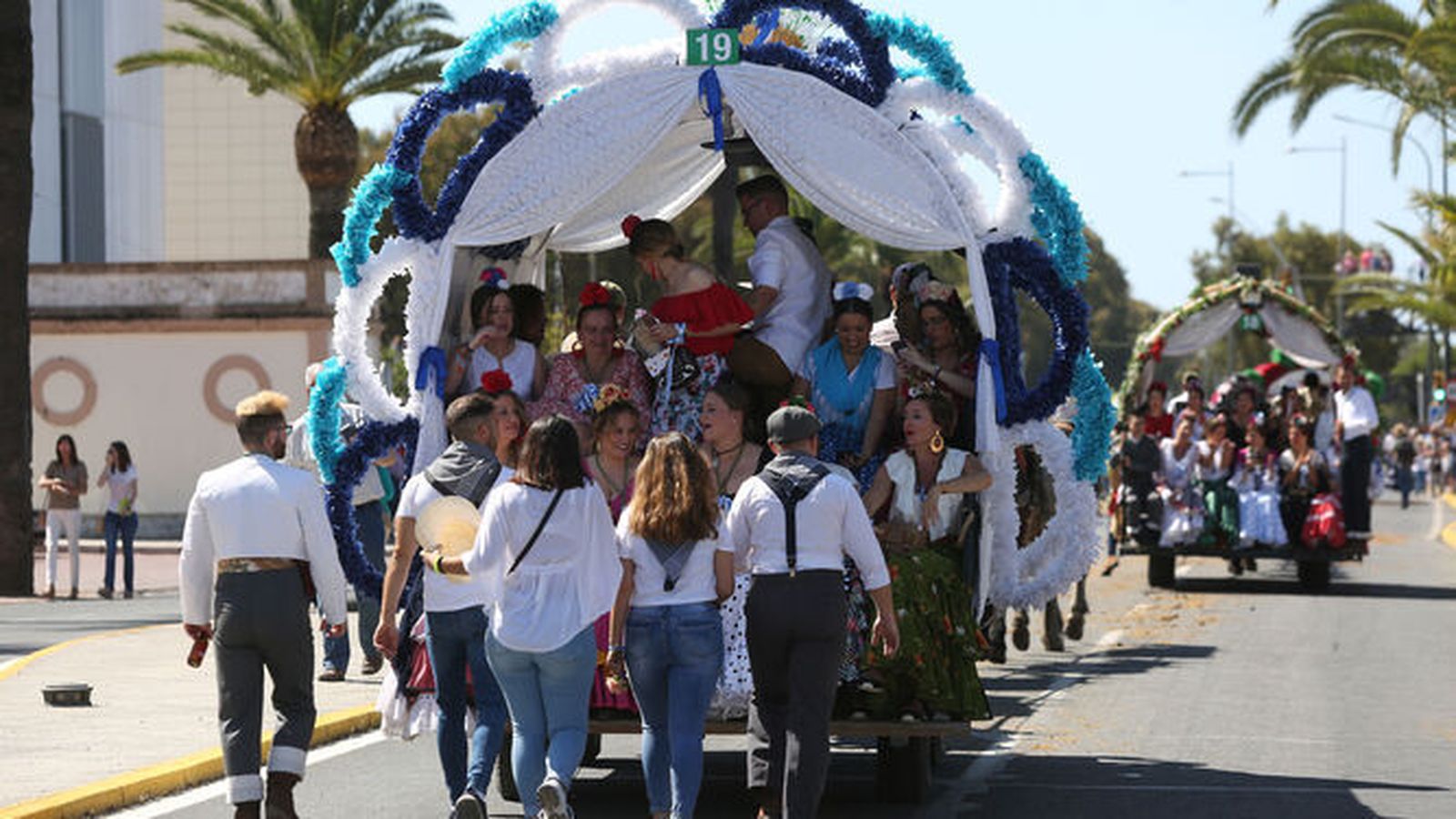 Salida de la Hermandad de Huelva hacia El Rocío