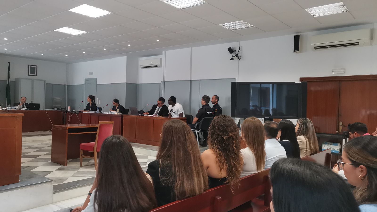 Los alumnos han accedido a la primera sesión de una vista oral con jurado popular.