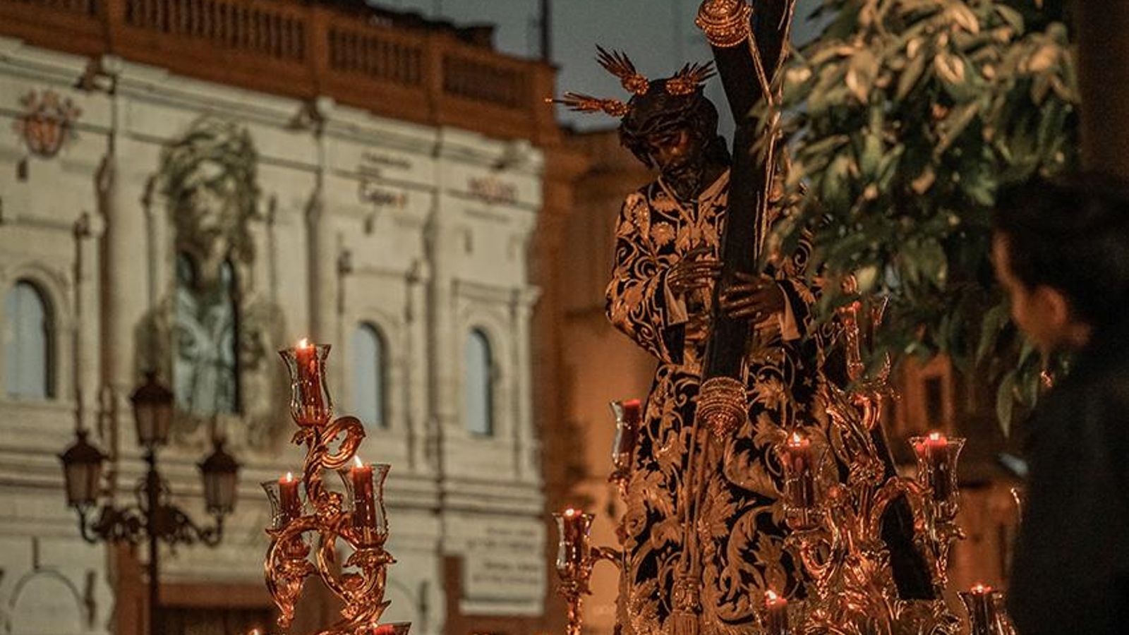 El Señor de la Salud atravesando la Plaza de San Francisco durante el Vía Crucis de Sevilla.